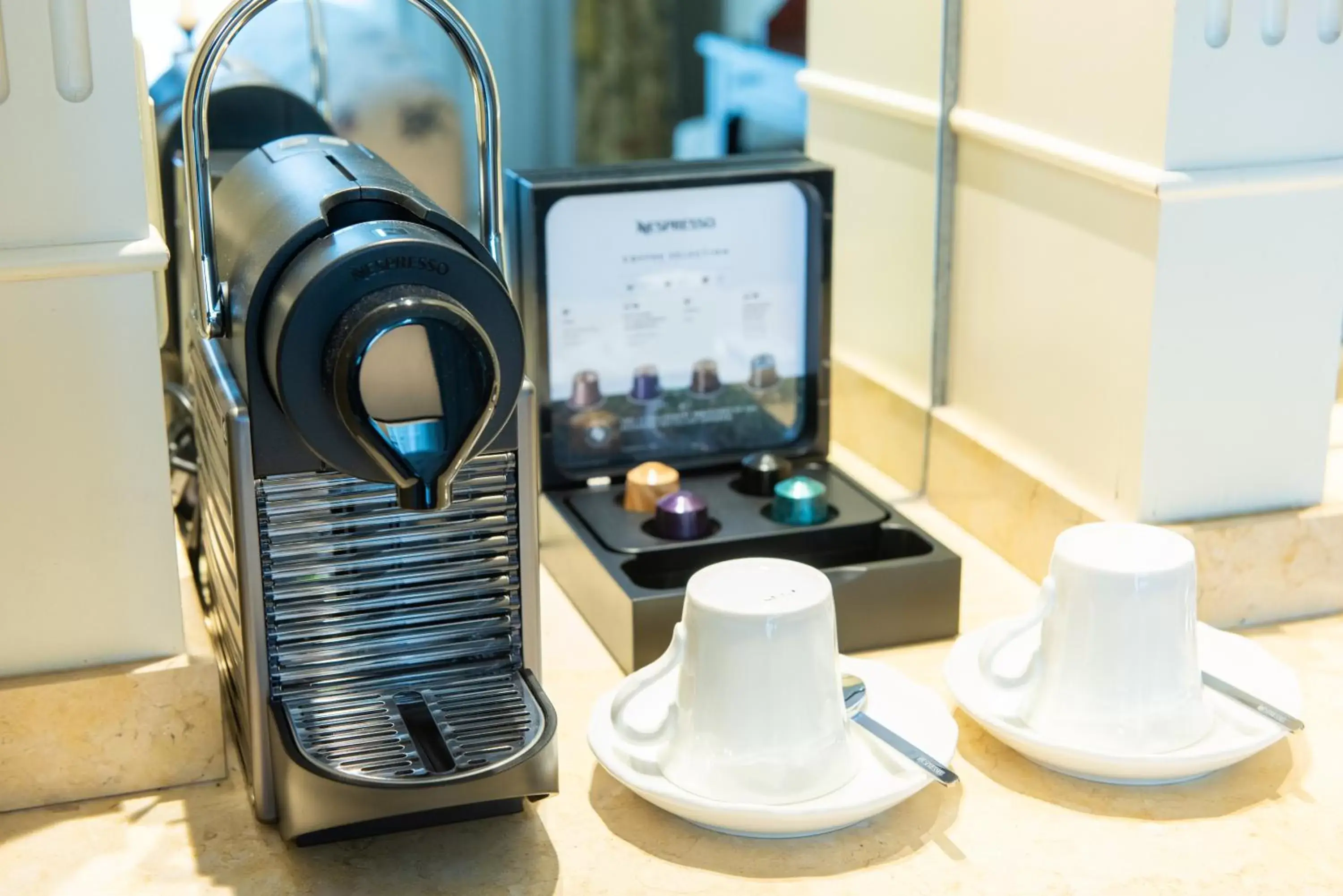 Coffee/tea facilities in Old Mill Toronto Hotel