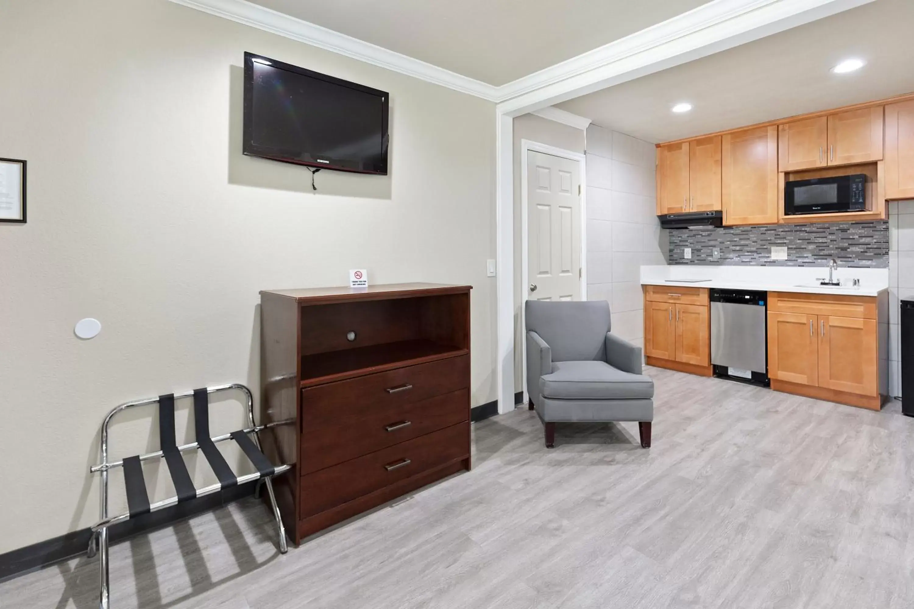 Kitchen/Kitchenette in Le Blanc Inn & Suites