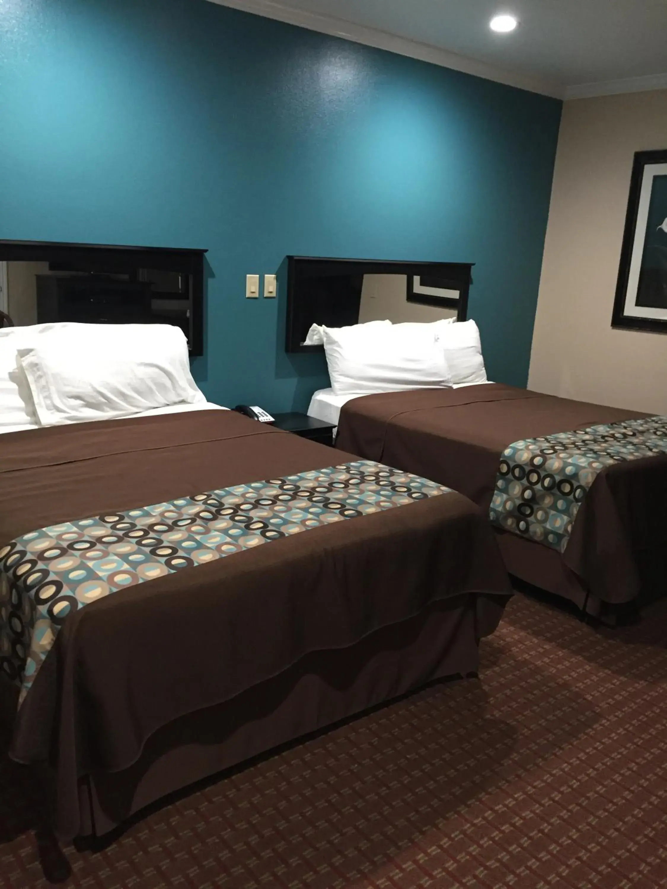 Photo of the whole room, Bed in Scottish Inns & Suites Timber Creek, Houston, TX