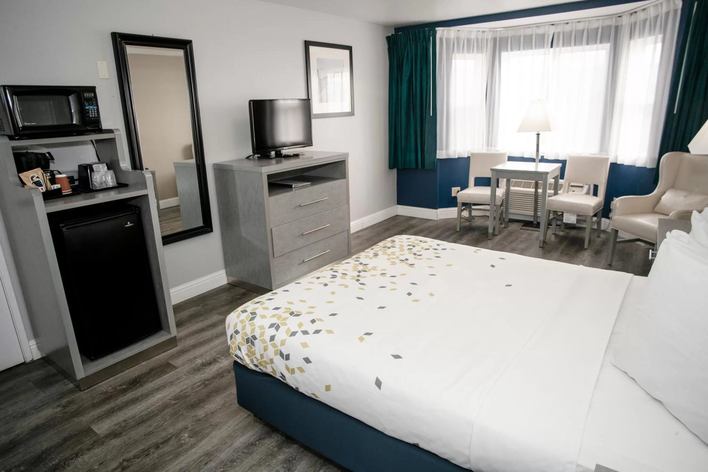 Bedroom, Bed in Anchor Beach Inn