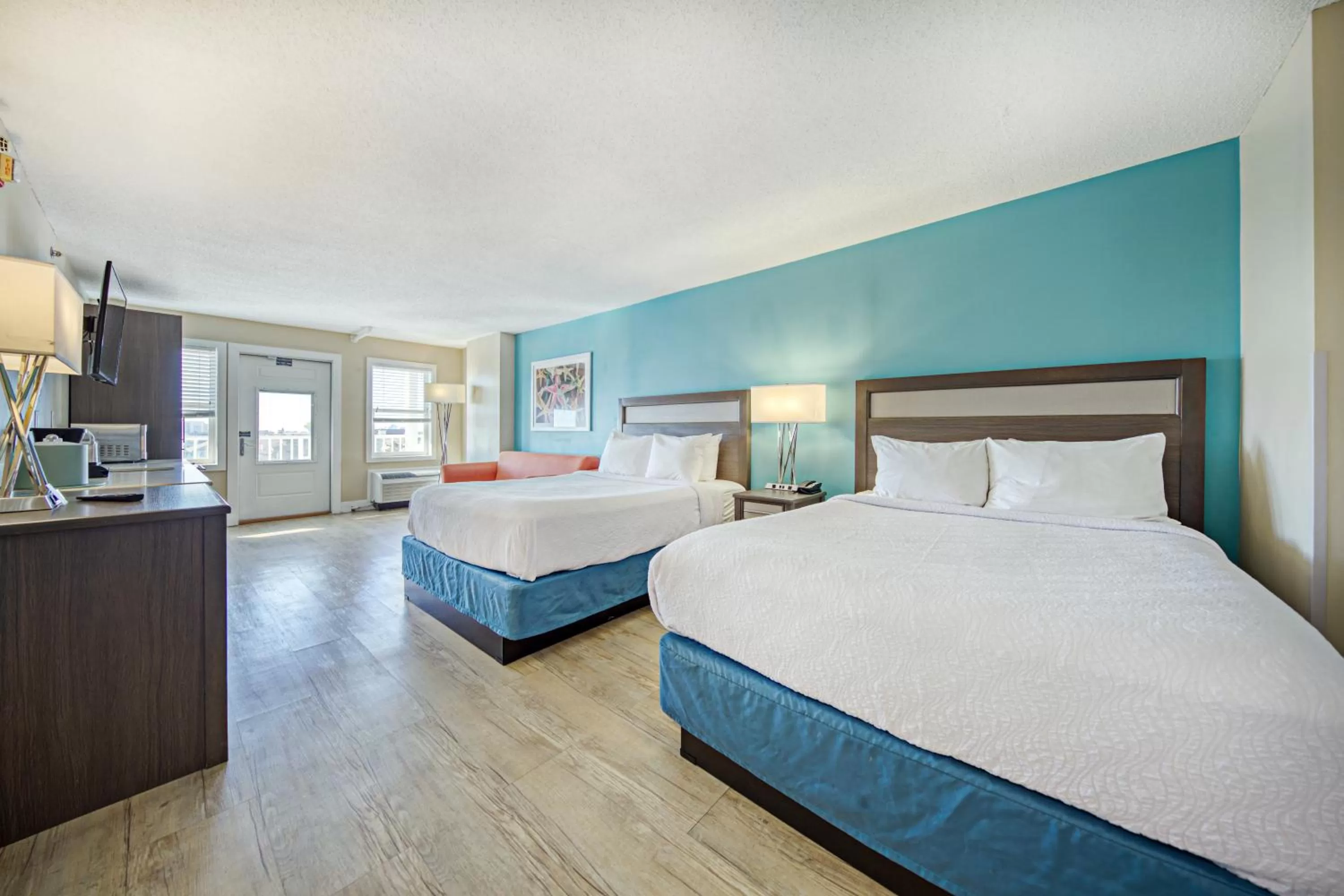 Bedroom, Bed in Commander Hotel & Suites