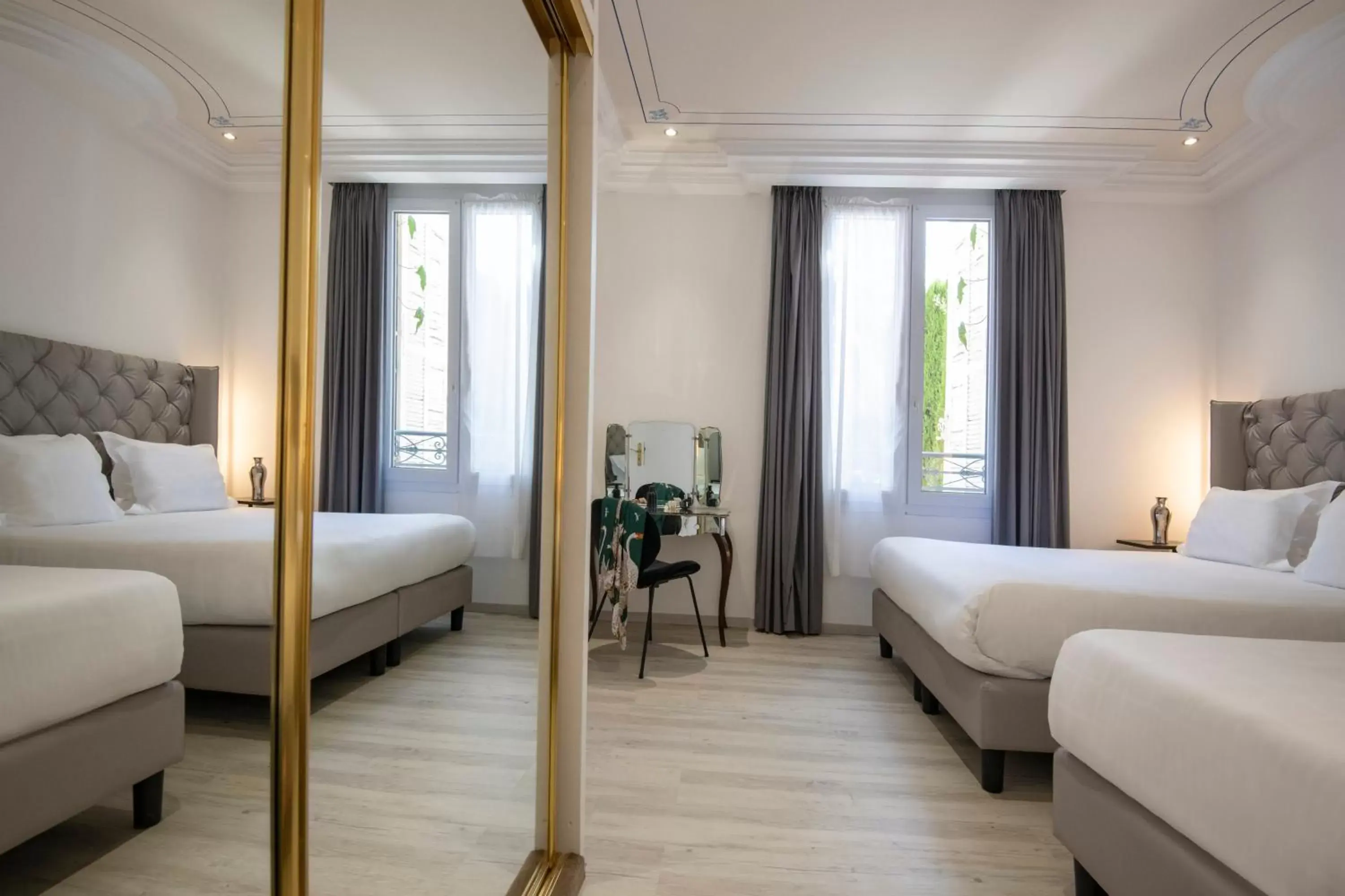 Bedroom, Seating Area in GOLDEN TULIP CANNES HOTEL de PARIS