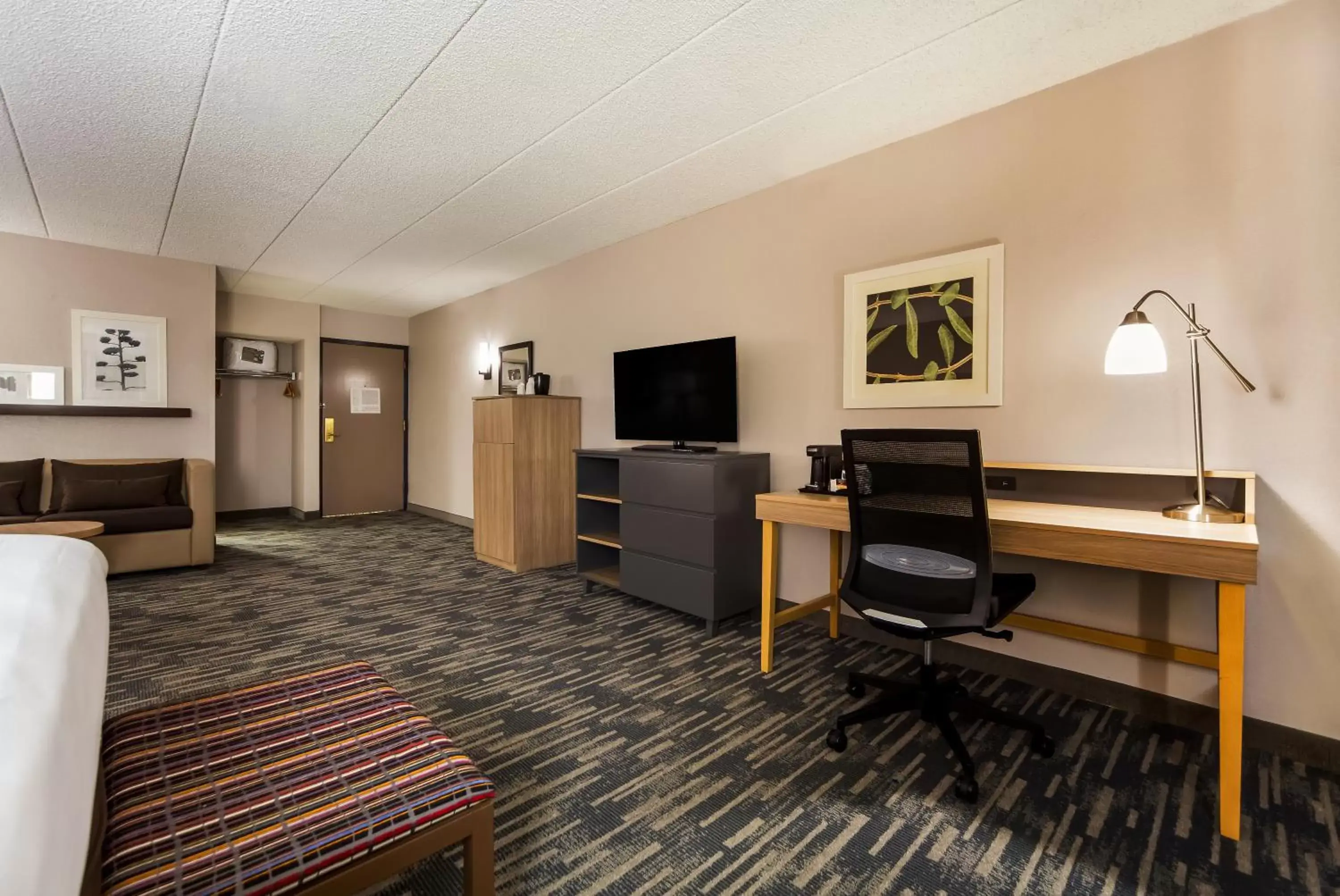 Bed, TV/Entertainment Center in Country Inn & Suites by Radisson, Lincoln Airport, NE