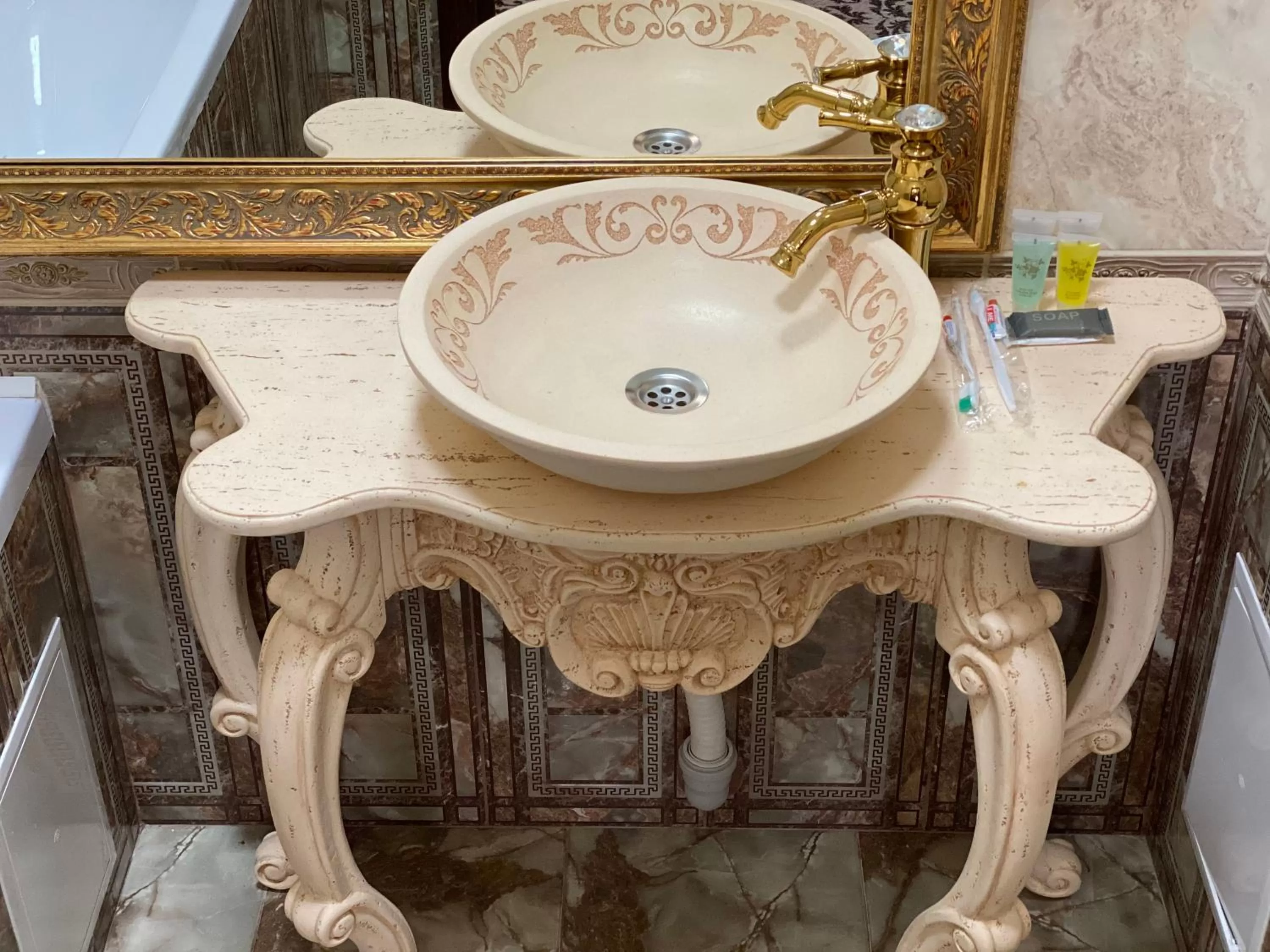 Bathroom in Lion Hotel