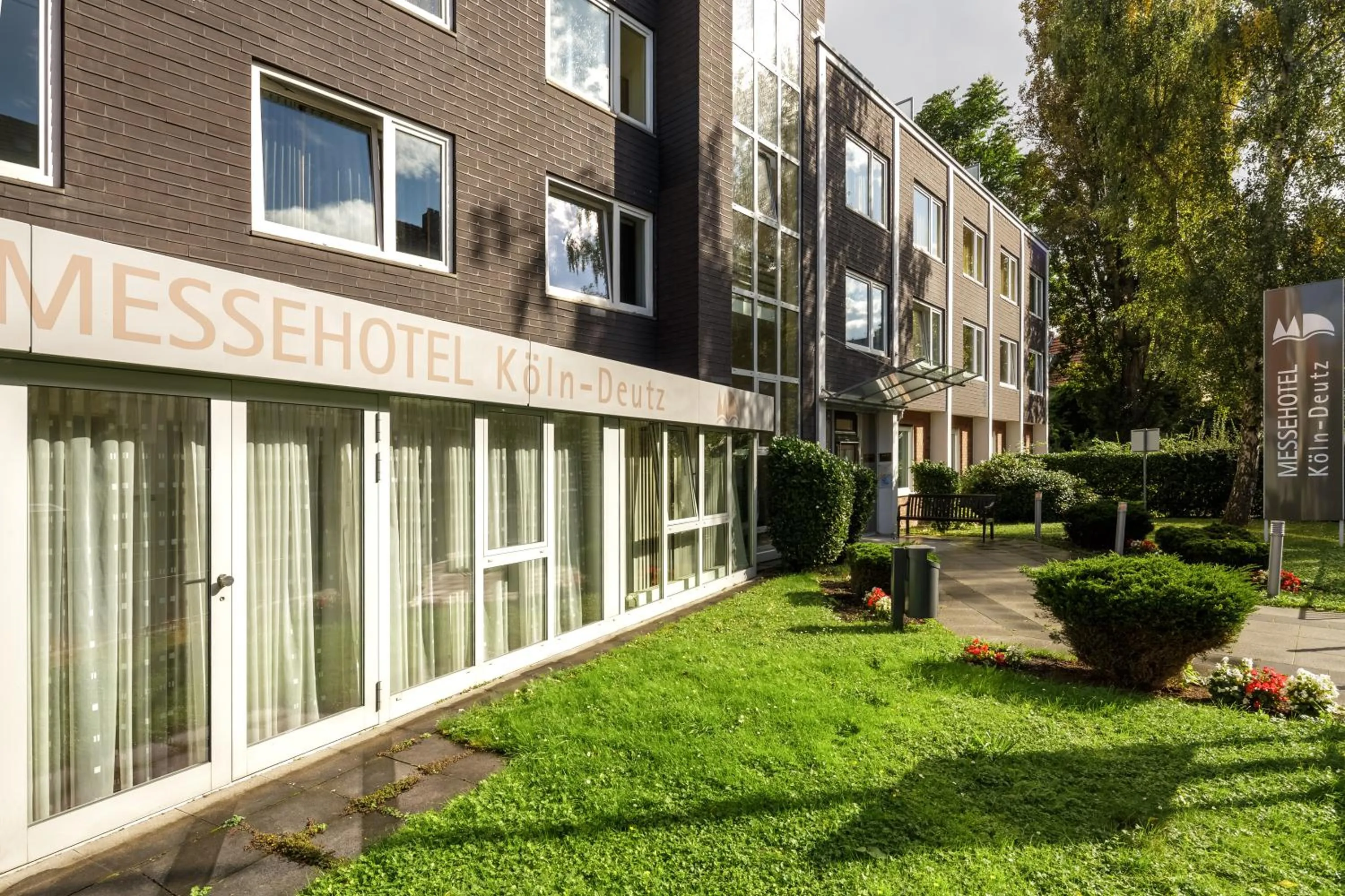 Facade/entrance in MesseHotel Köln-Deutz