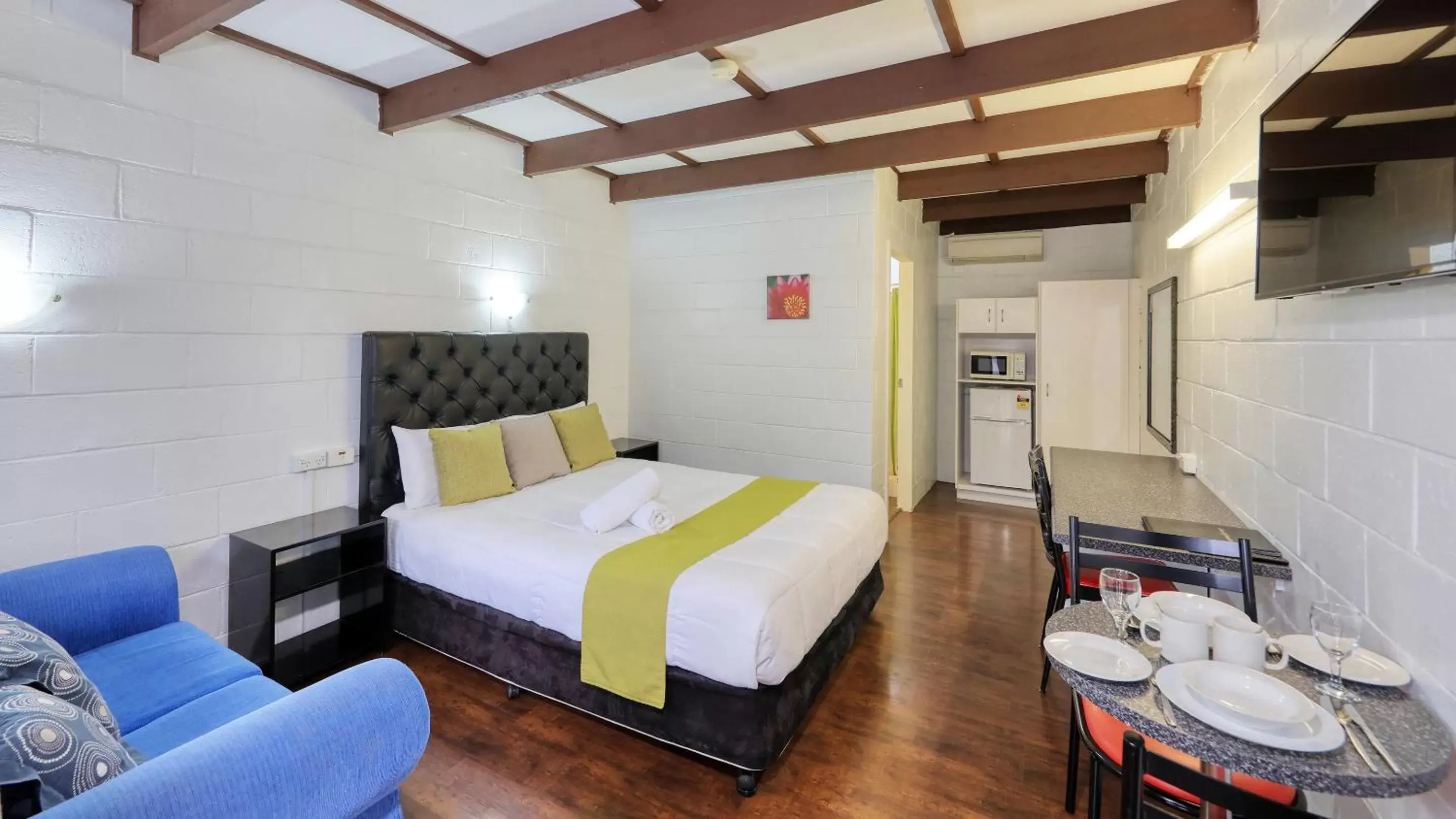 Seating area, Bed in Azalea Motel Seating area, Bed in Azalea Motel