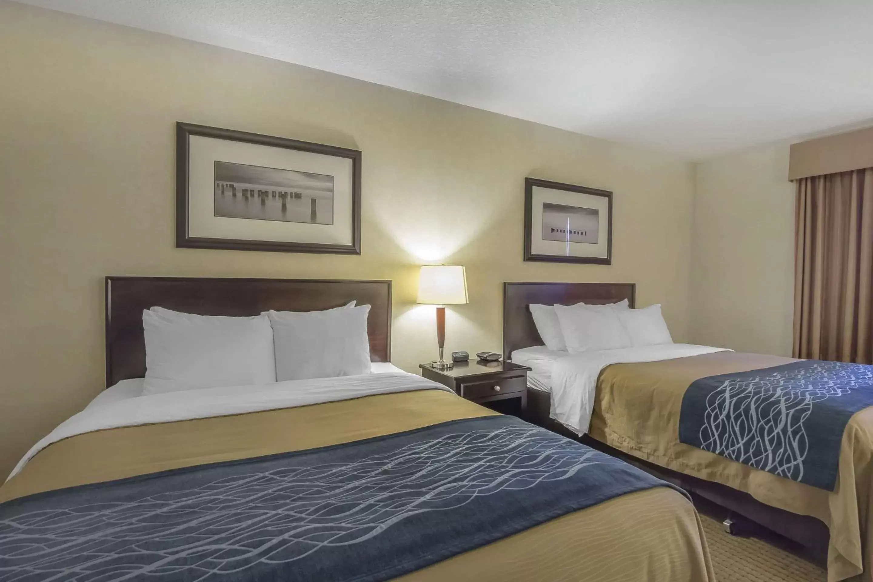 Photo of the whole room, Bed in Comfort Inn & Suites Edson