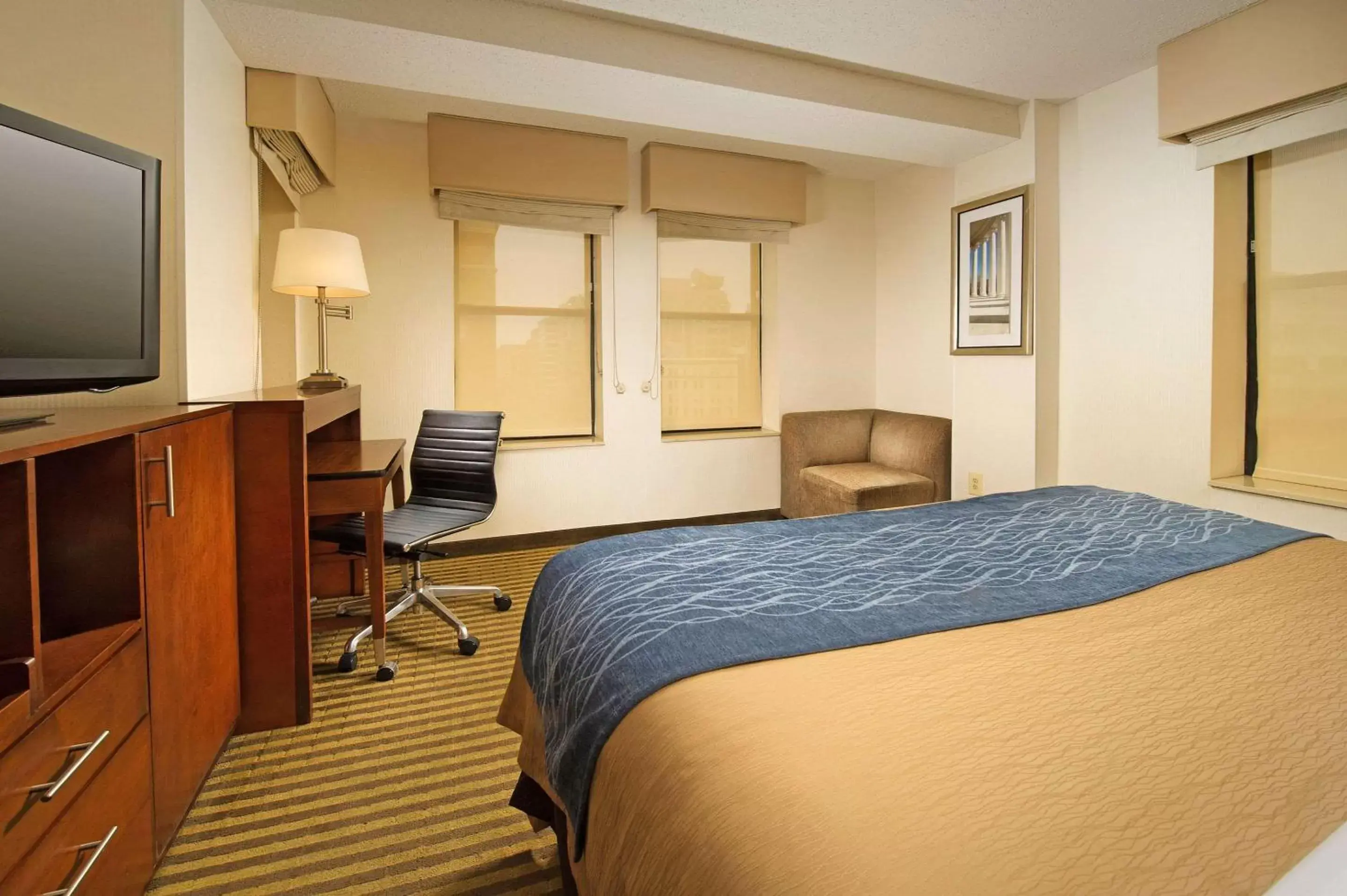 Photo of the whole room, Bed in Comfort Inn Downtown DC/Convention Center