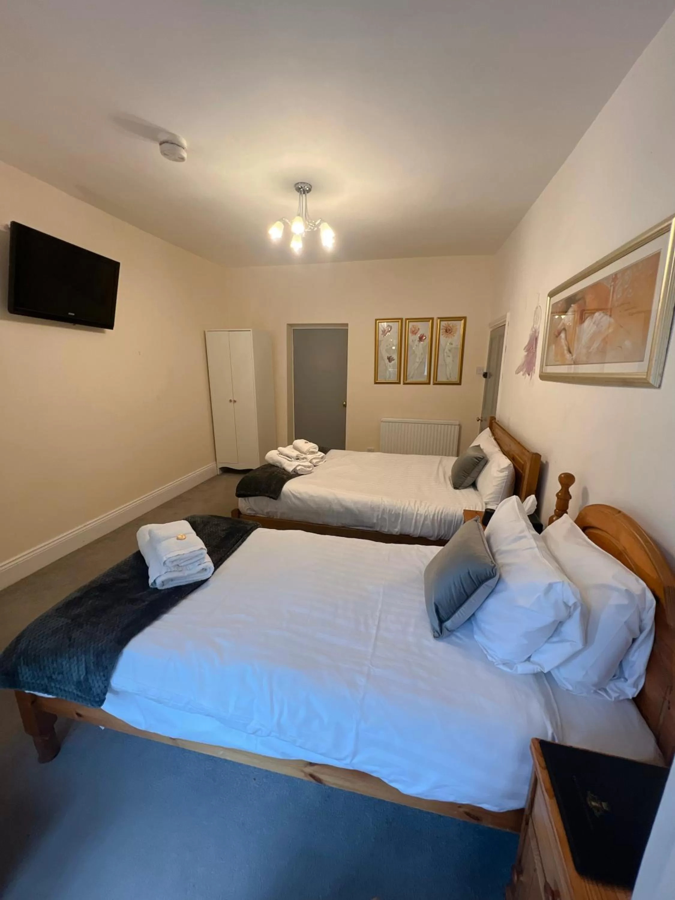 Photo of the whole room, Bed in Stone Lodge