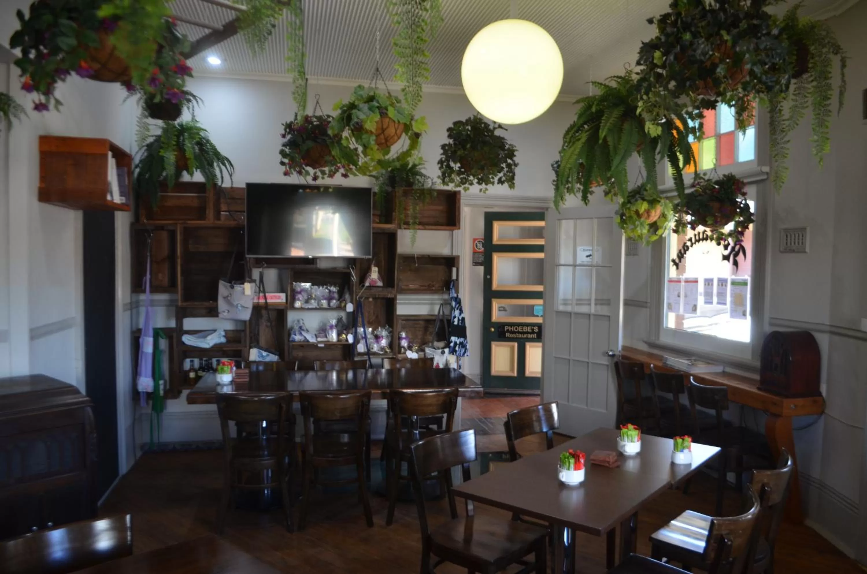 Restaurant/places to eat in Ten Dollar Town Motel