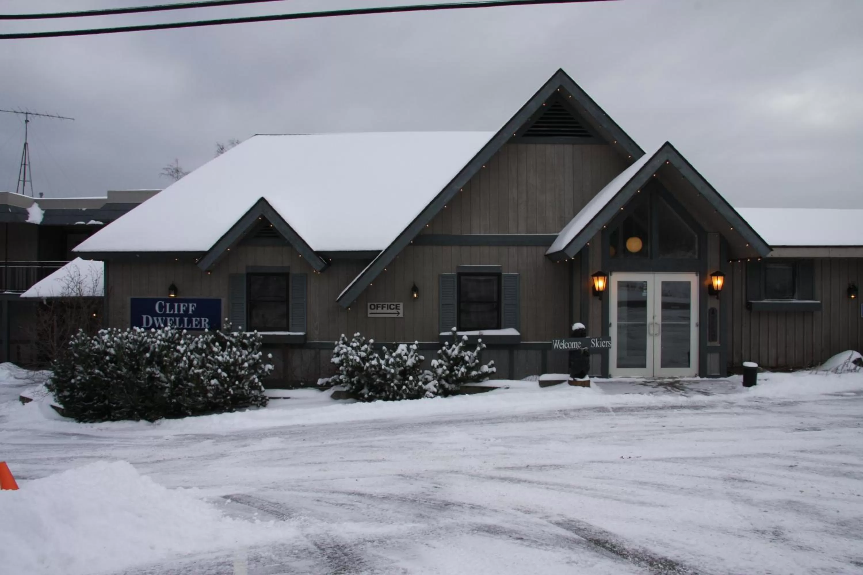 Facade/entrance in Cliff Dweller on Lake Superior