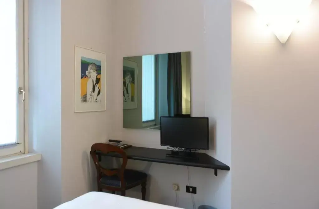 Bedroom, TV/Entertainment Center in Hotel Moderno