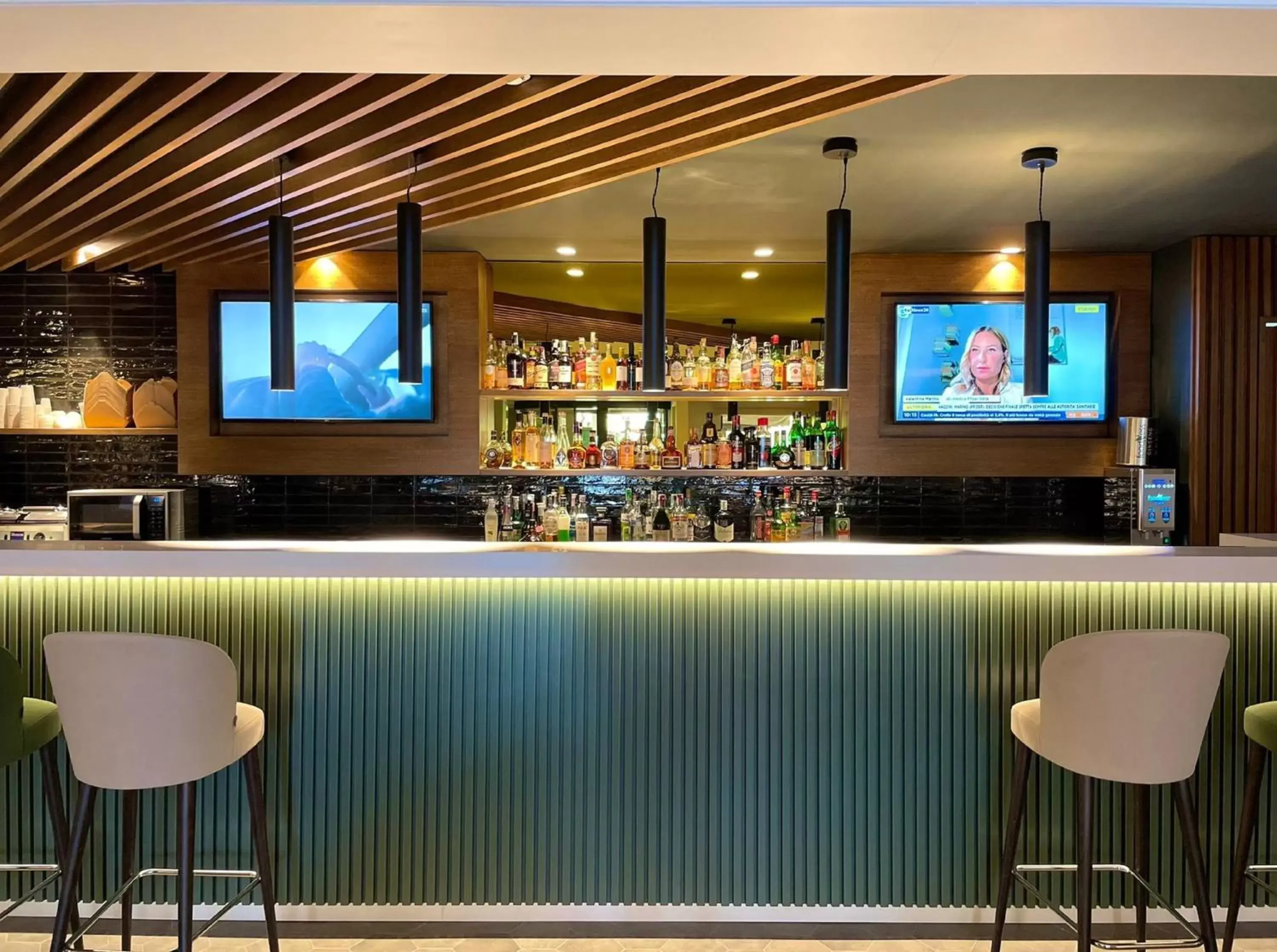 Lounge or bar, Lounge/Bar in Holiday Inn Naples, an IHG Hotel