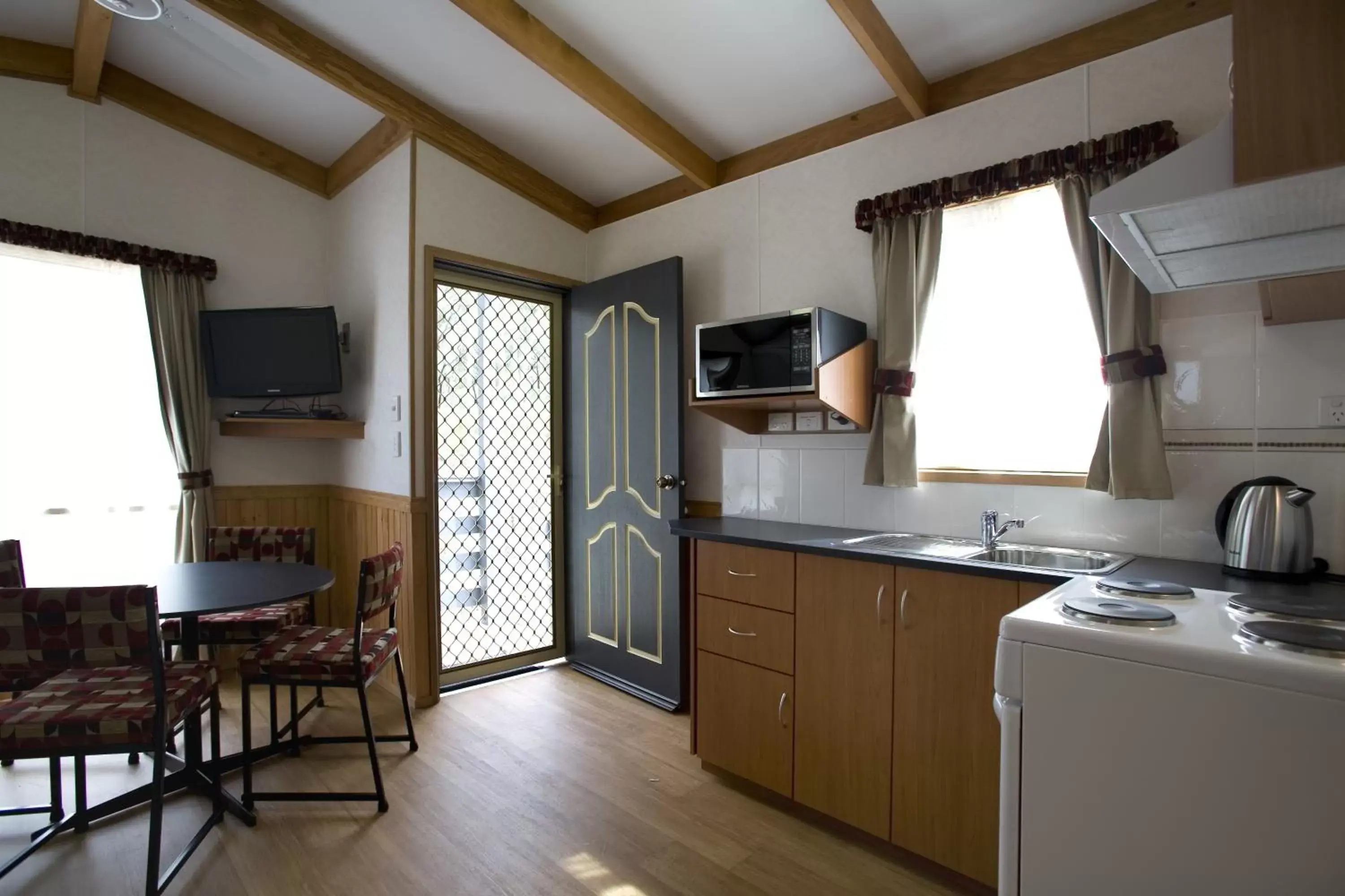 Photo of the whole room, Kitchen/Kitchenette in Alivio Tourist Park Canberra