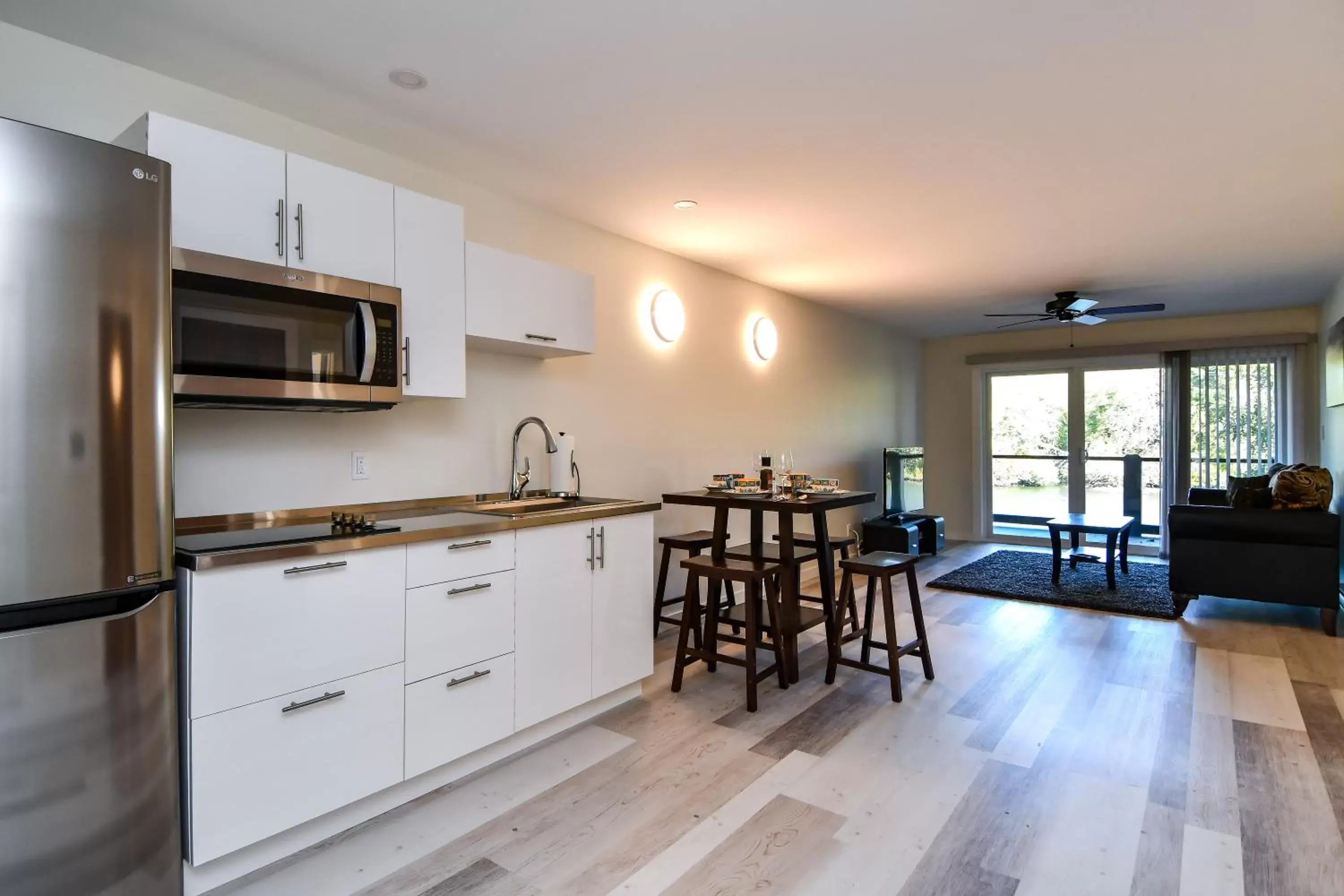 Kitchen/Kitchenette in Chateau Riverside