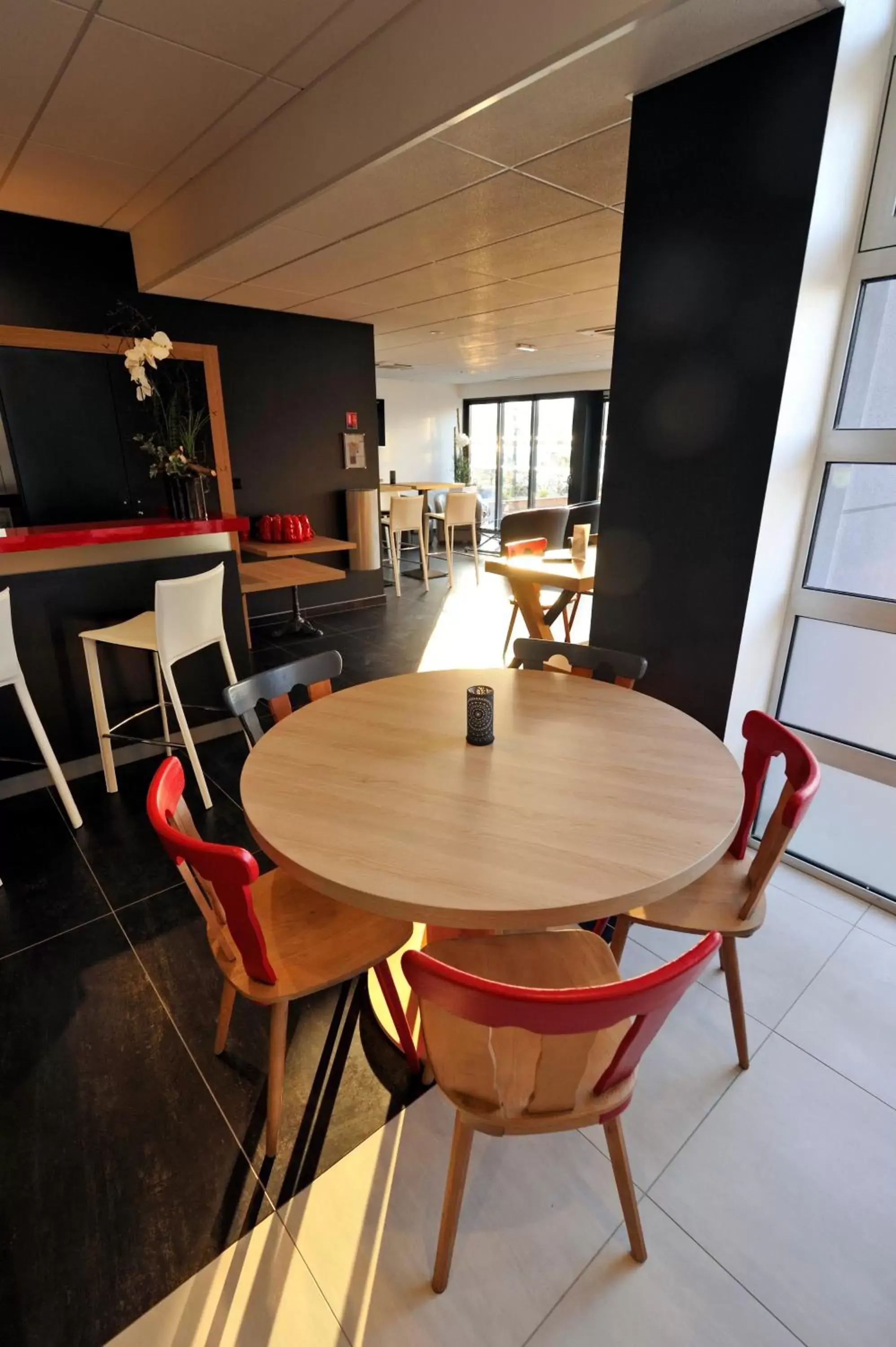 Communal lounge/ TV room, Dining Area in Colmar Hotel