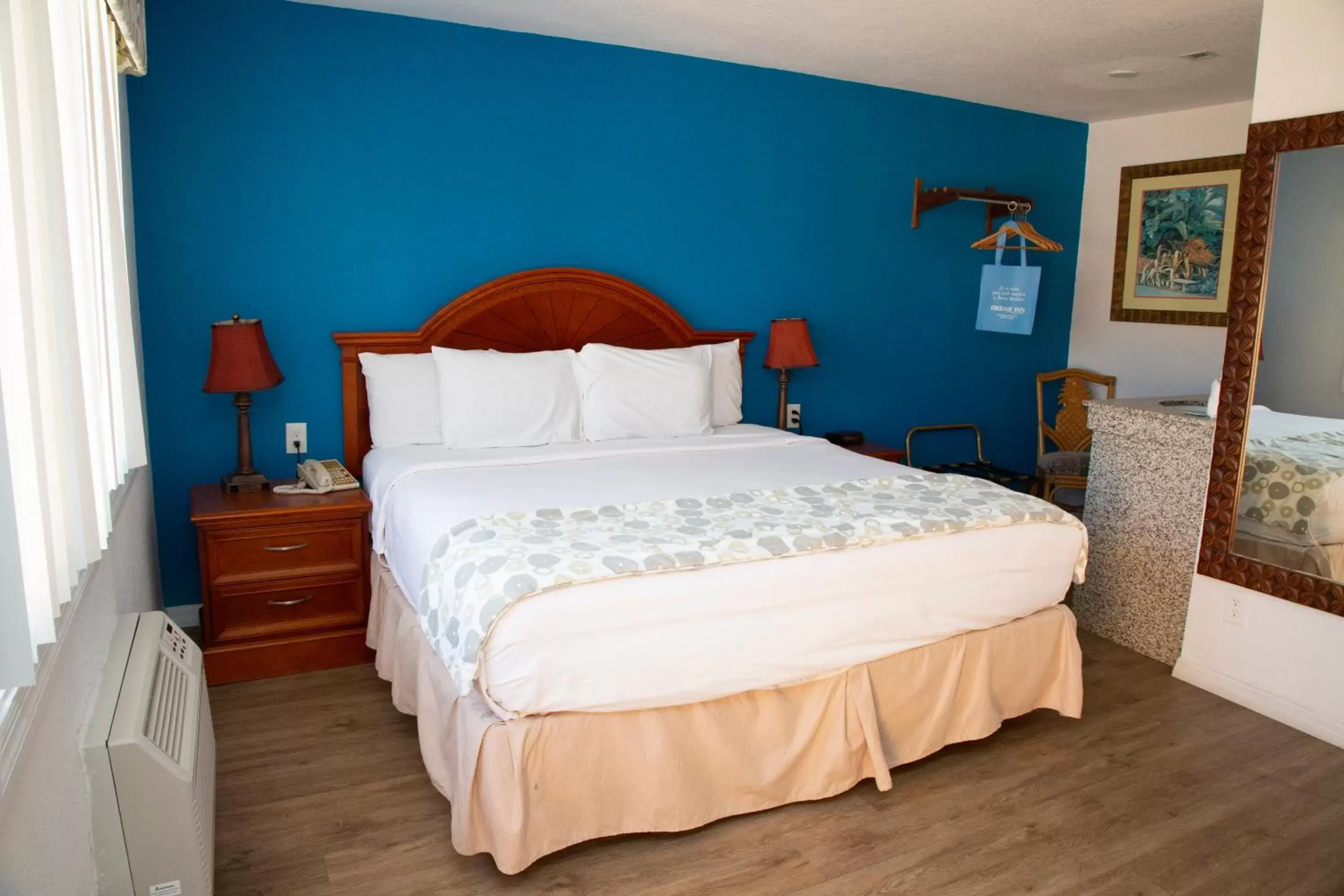 Bedroom, Bed in Daytona Dream Inn By AmeriVu