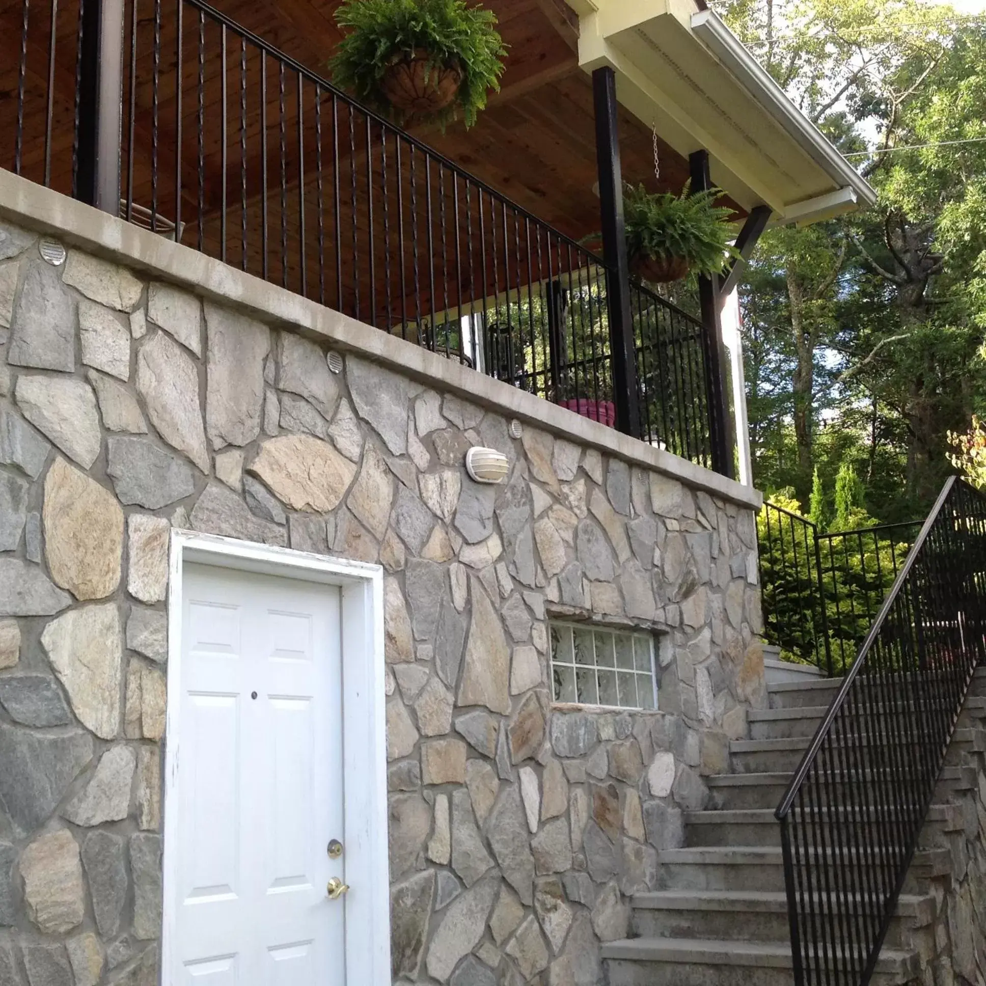 Facade/entrance in Boxwood Lodge Blowing Rock near Boone-University