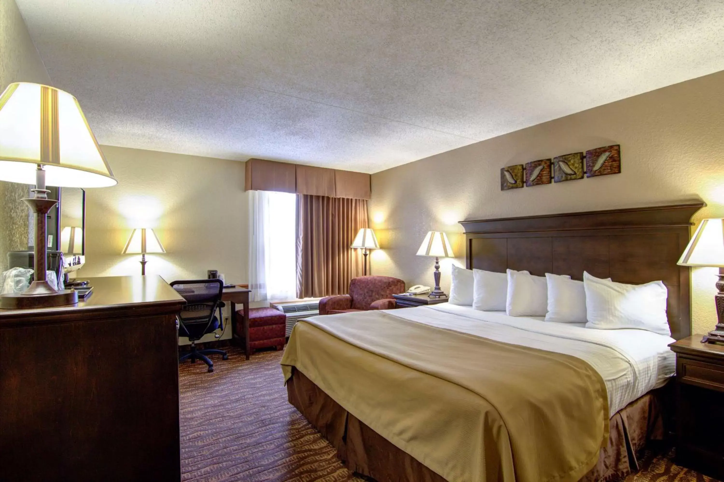 Photo of the whole room, Bed in Best Western Center Pointe Inn