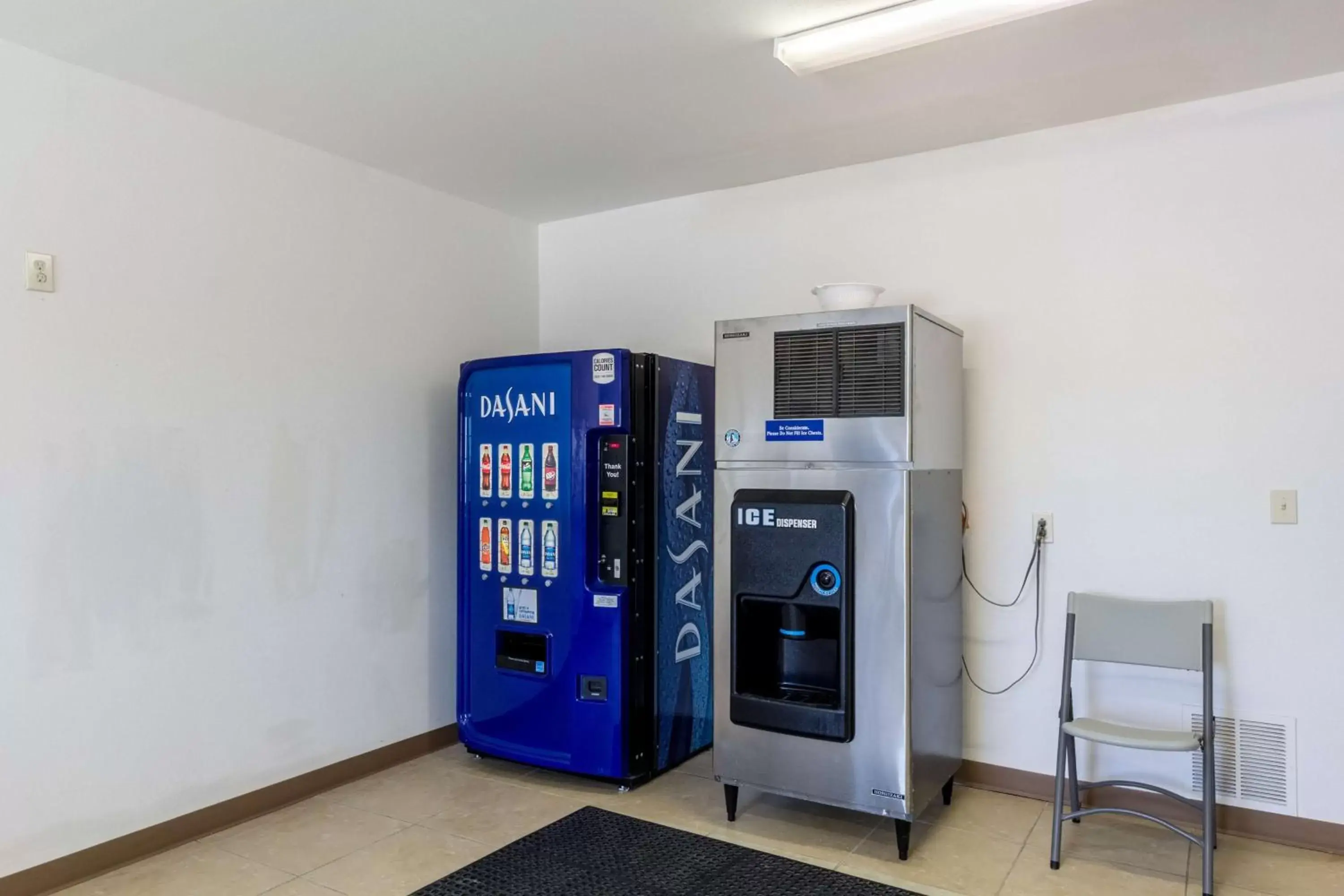 Property building in Super 8 by Wyndham Kenedy Property building in Super 8 by Wyndham Kenedy