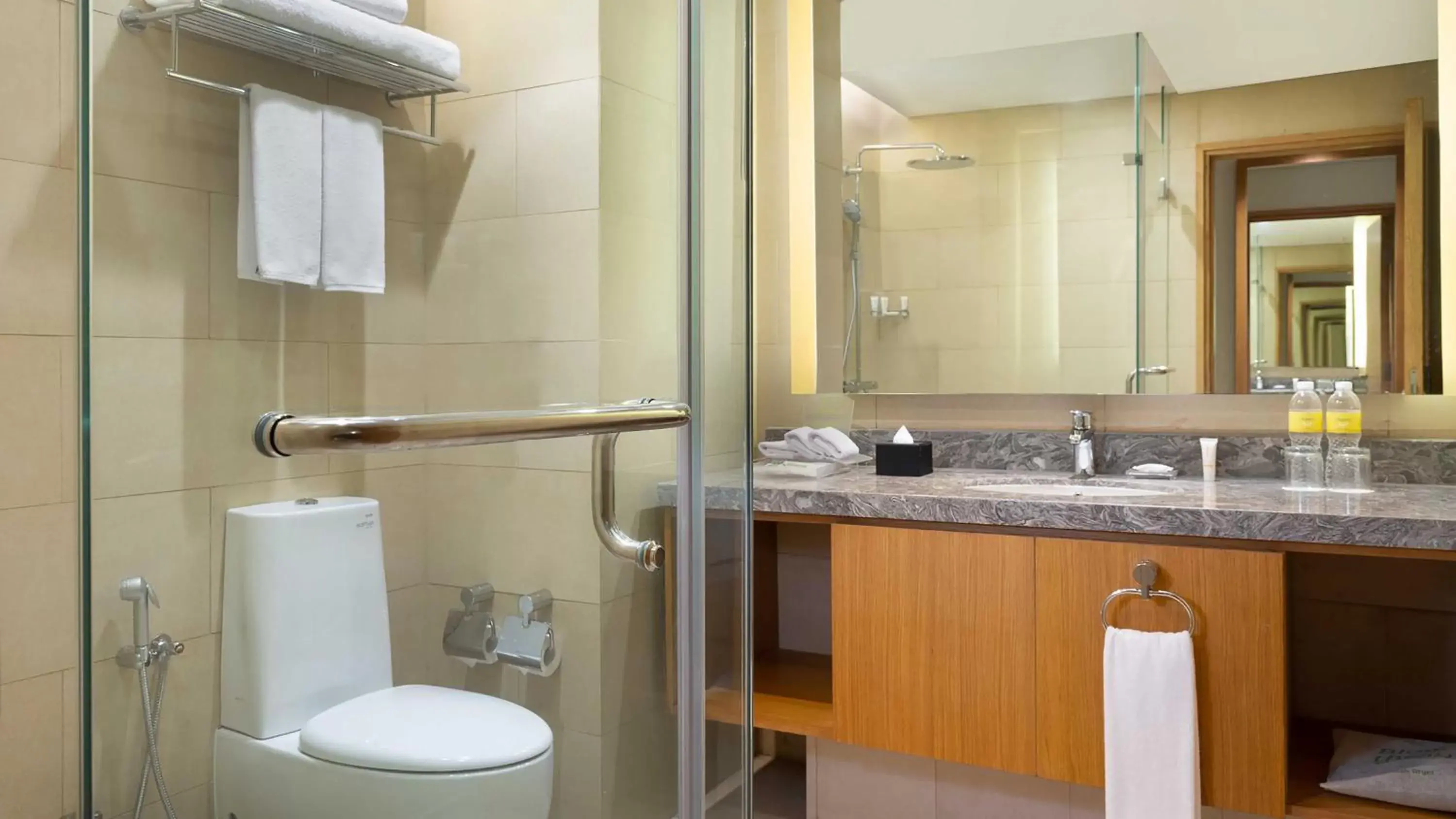 Bedroom, Bathroom in Holiday Inn & Suites Jakarta Gajah Mada, an IHG Hotel