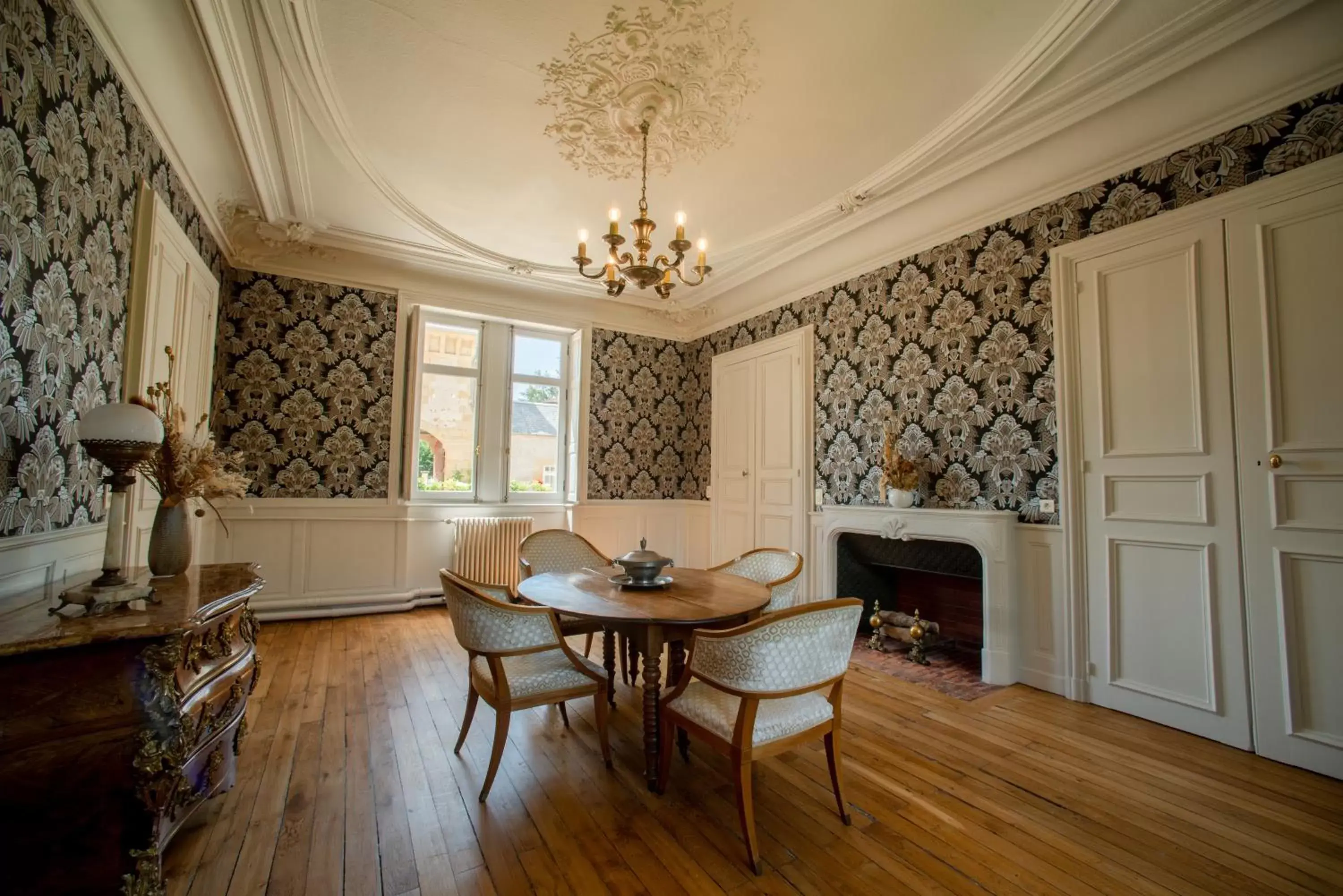 Living room, Dining Area in Château Origny