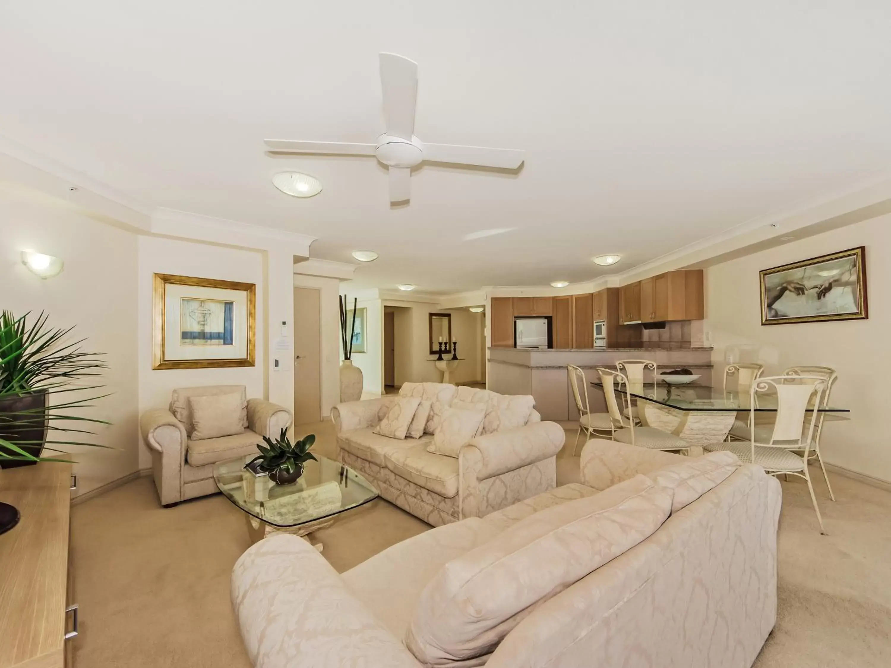 Living room, Seating Area in Oceana On Broadbeach