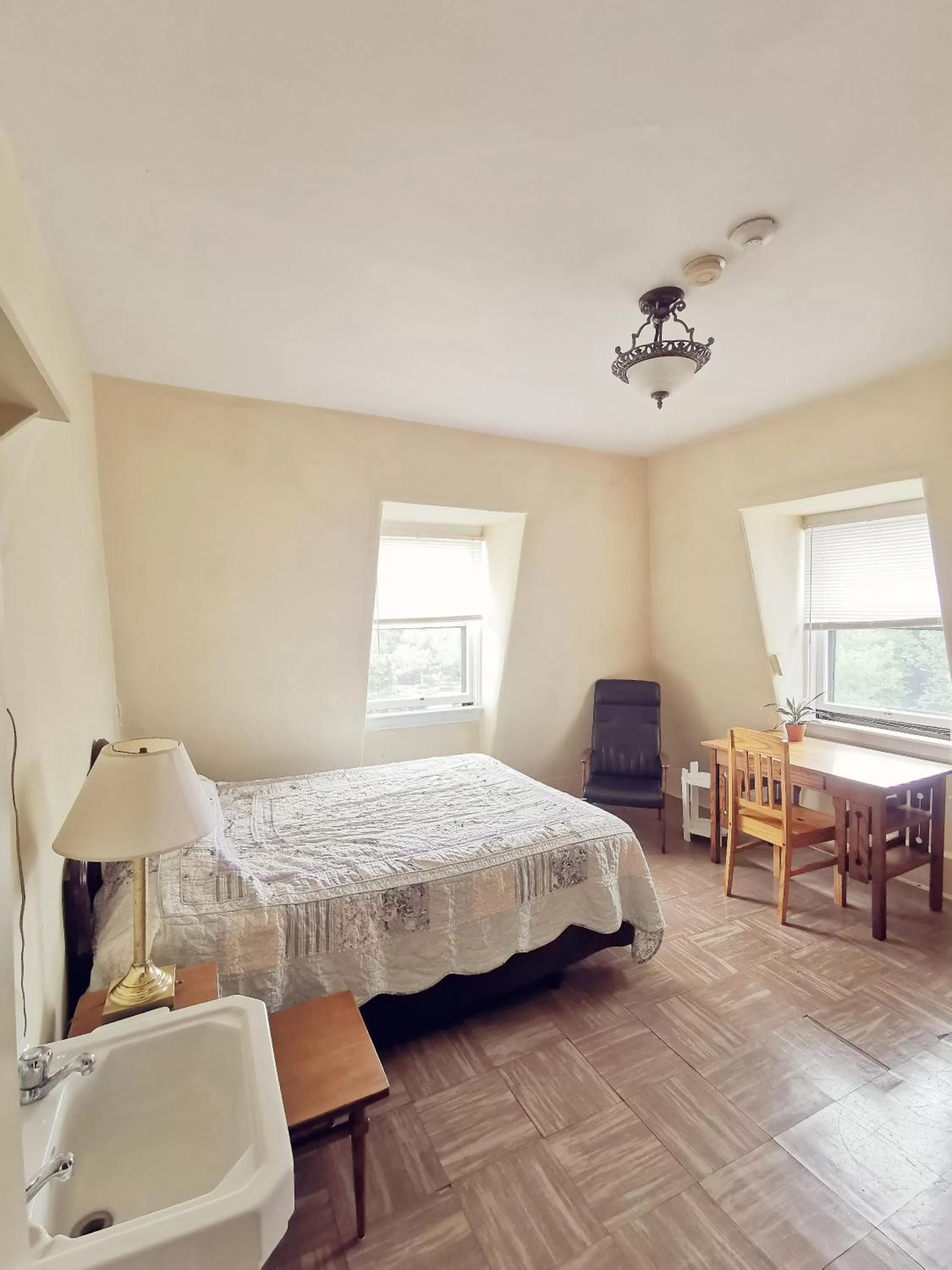 Bedroom, Bed in Royal Hotel