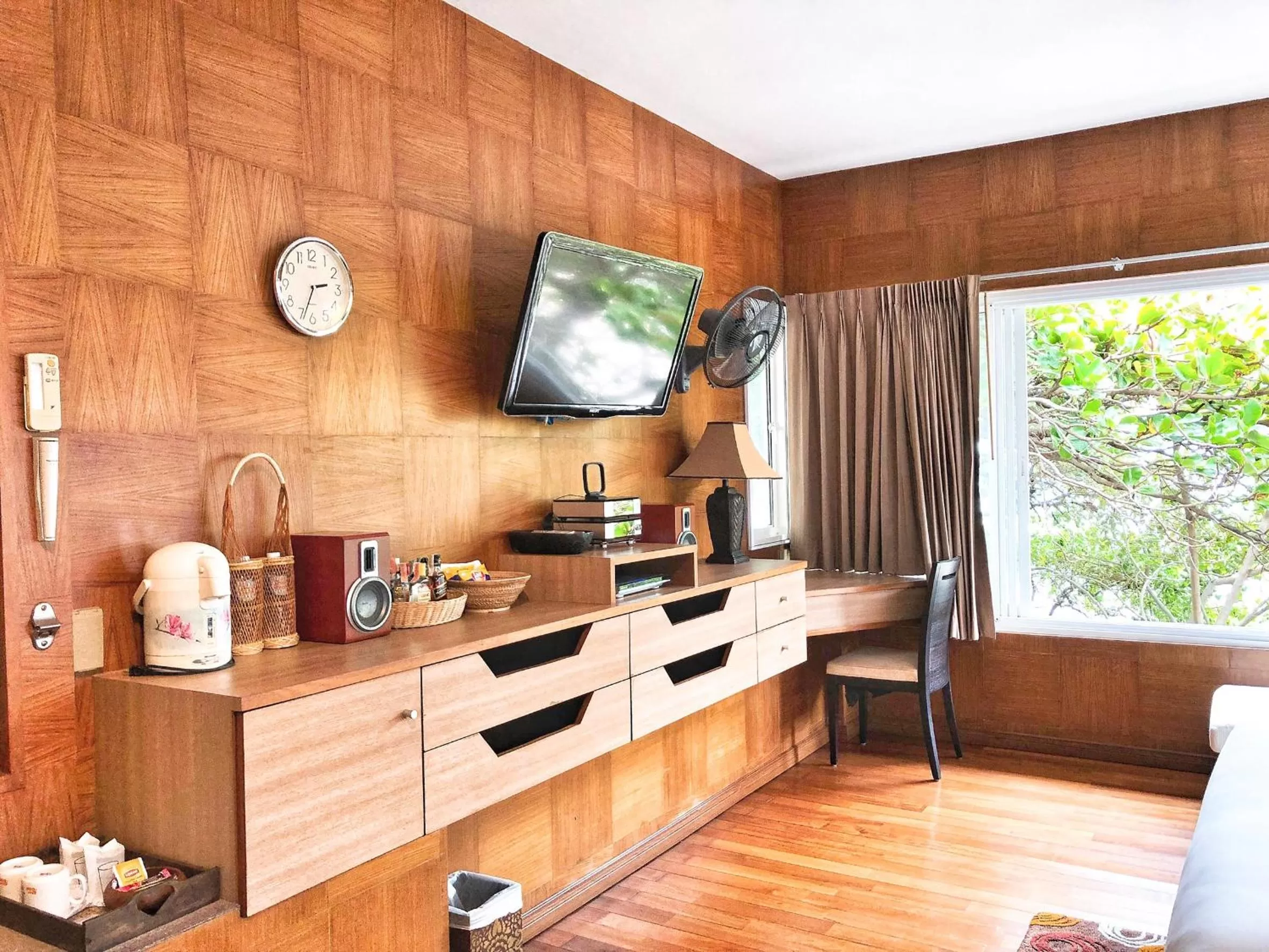 Communal lounge/ TV room in Birds and Bees Resort