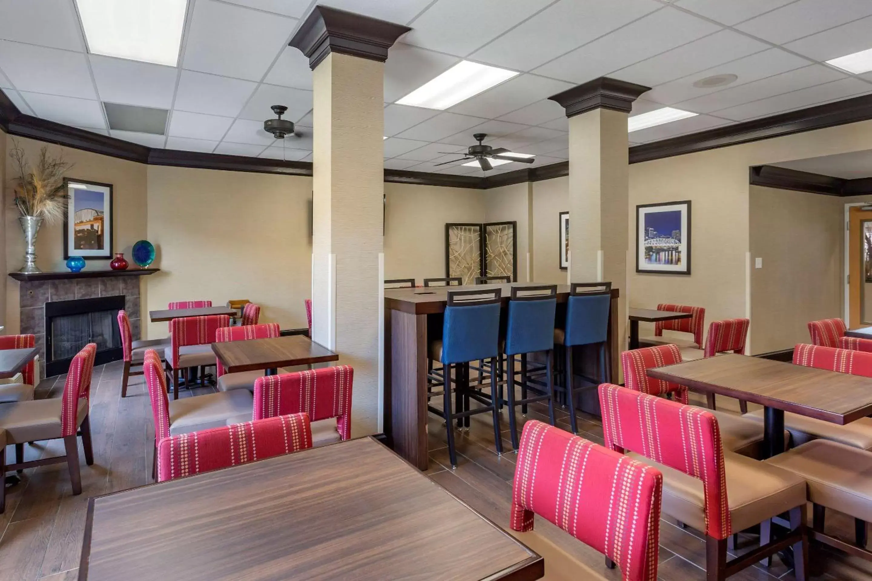 Restaurant/Places to Eat in Comfort Suites At Rivergate Mall