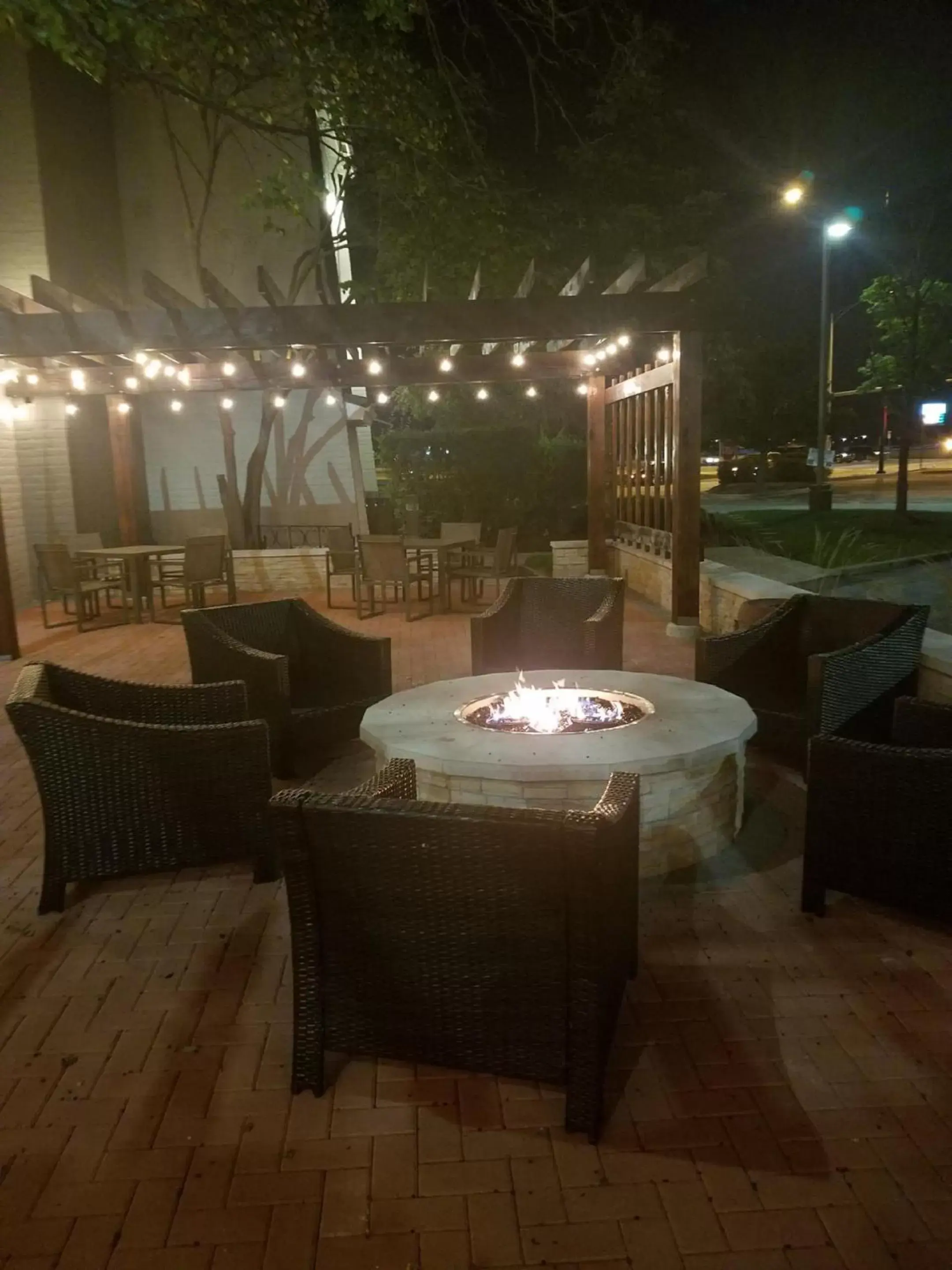 Patio in Country Inn & Suites by Radisson, Chicago-Hoffman