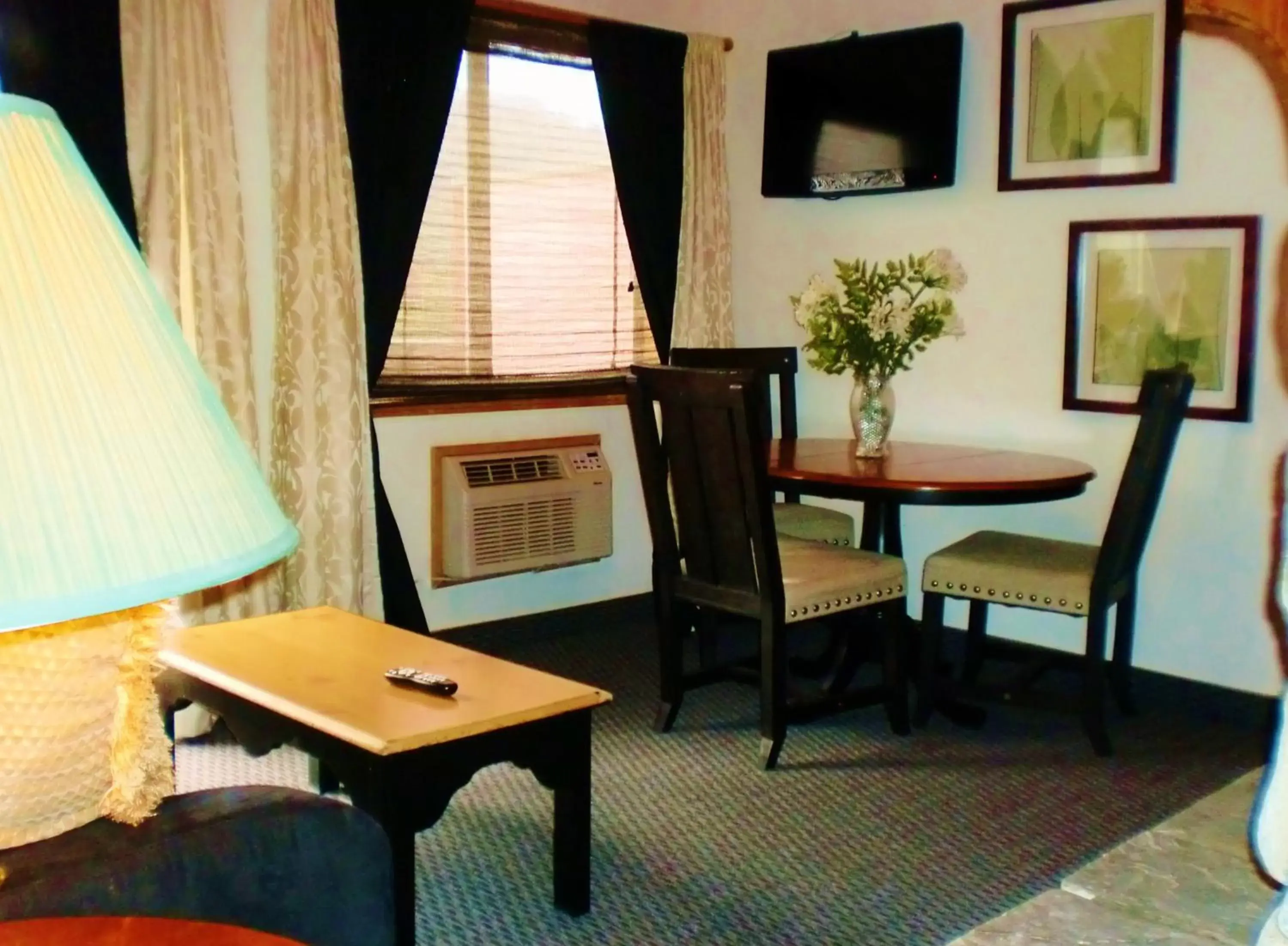 Dining Area in The North Shore Inn