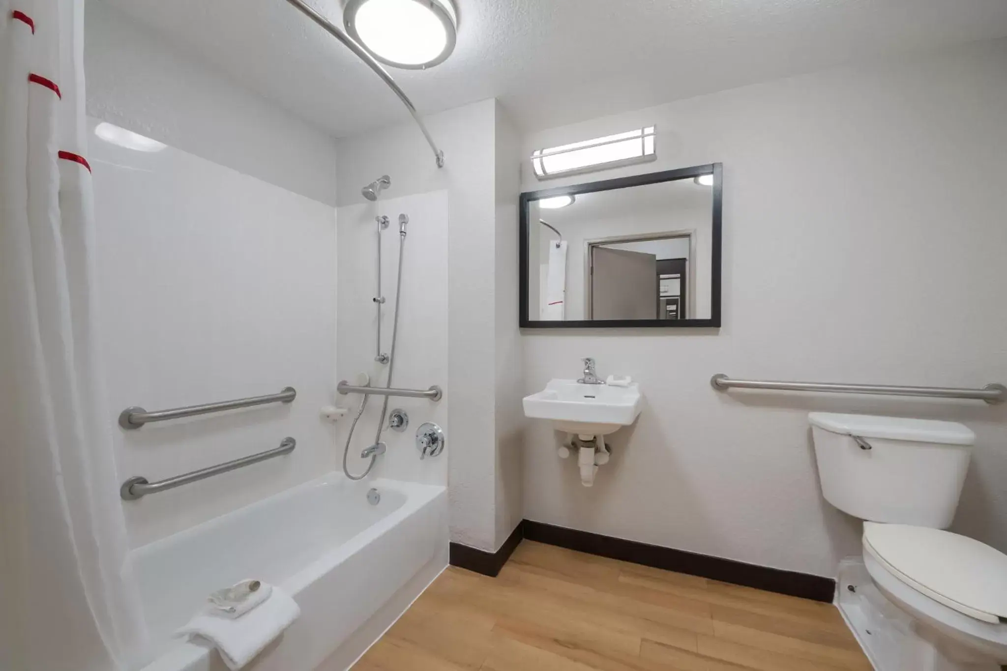 Bathroom in Red Roof Inn San Antonio - Seaworld Northwest