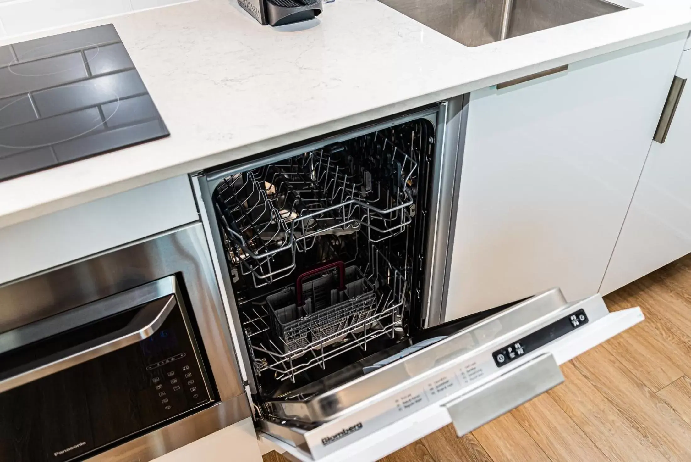 dishwasher, Kitchen/Kitchenette in WRFY Griffintown Apartment