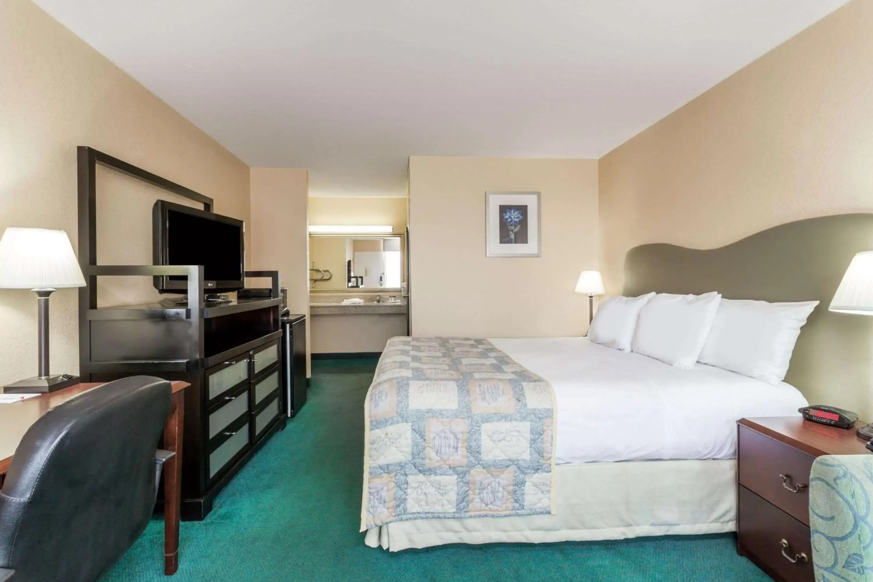 Photo of the whole room, Bed in Ramada by Wyndham Altamonte Springs Near I-4