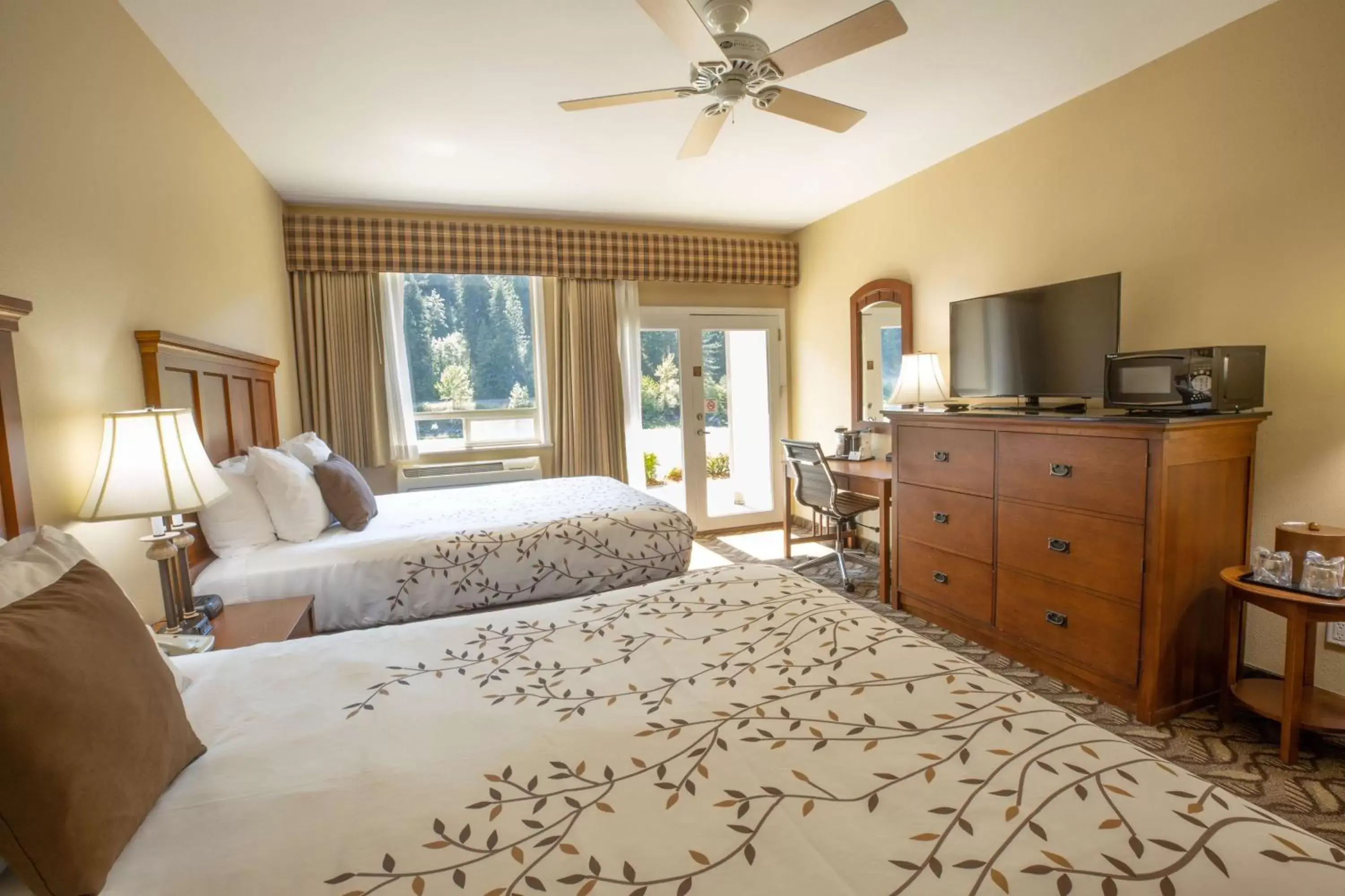 Bedroom, TV/Entertainment Center in Best Western Lodge at River's Edge