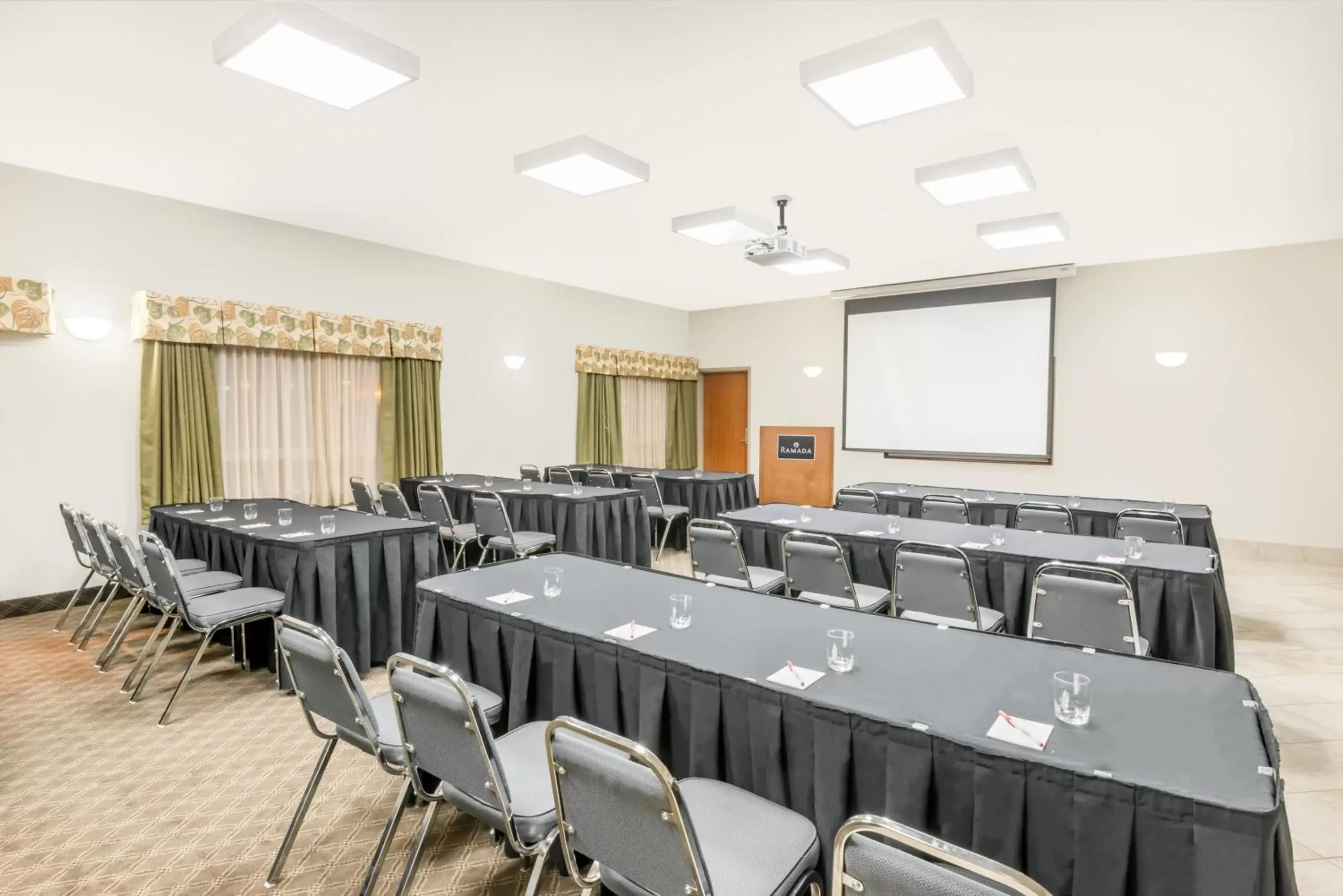 Banquet/Function facilities, Business Area/Conference Room in Ramada by Wyndham Olds