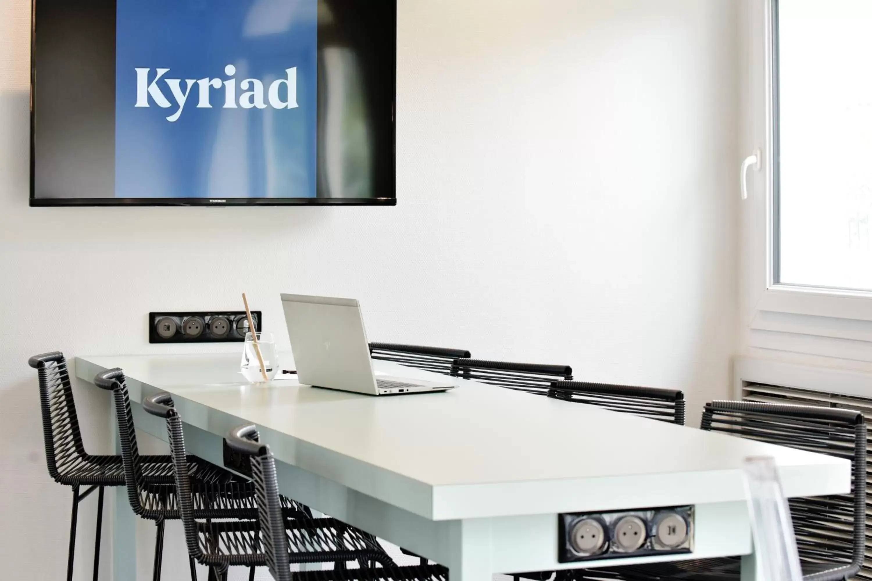 Seating area in Hôtel Kyriad La Rochelle Centre Ville