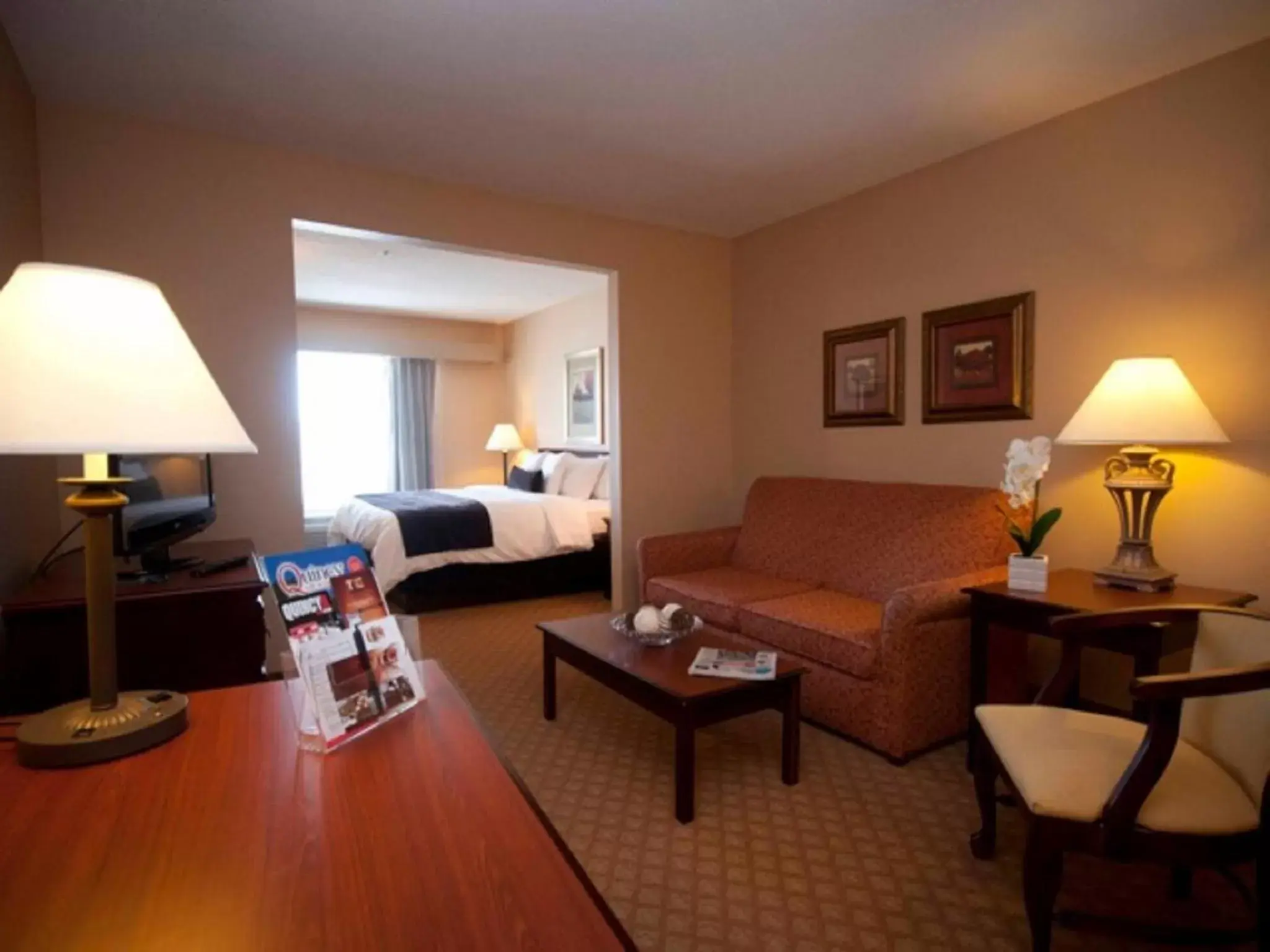 Living room, Seating Area in Town & Country Inn and Suites