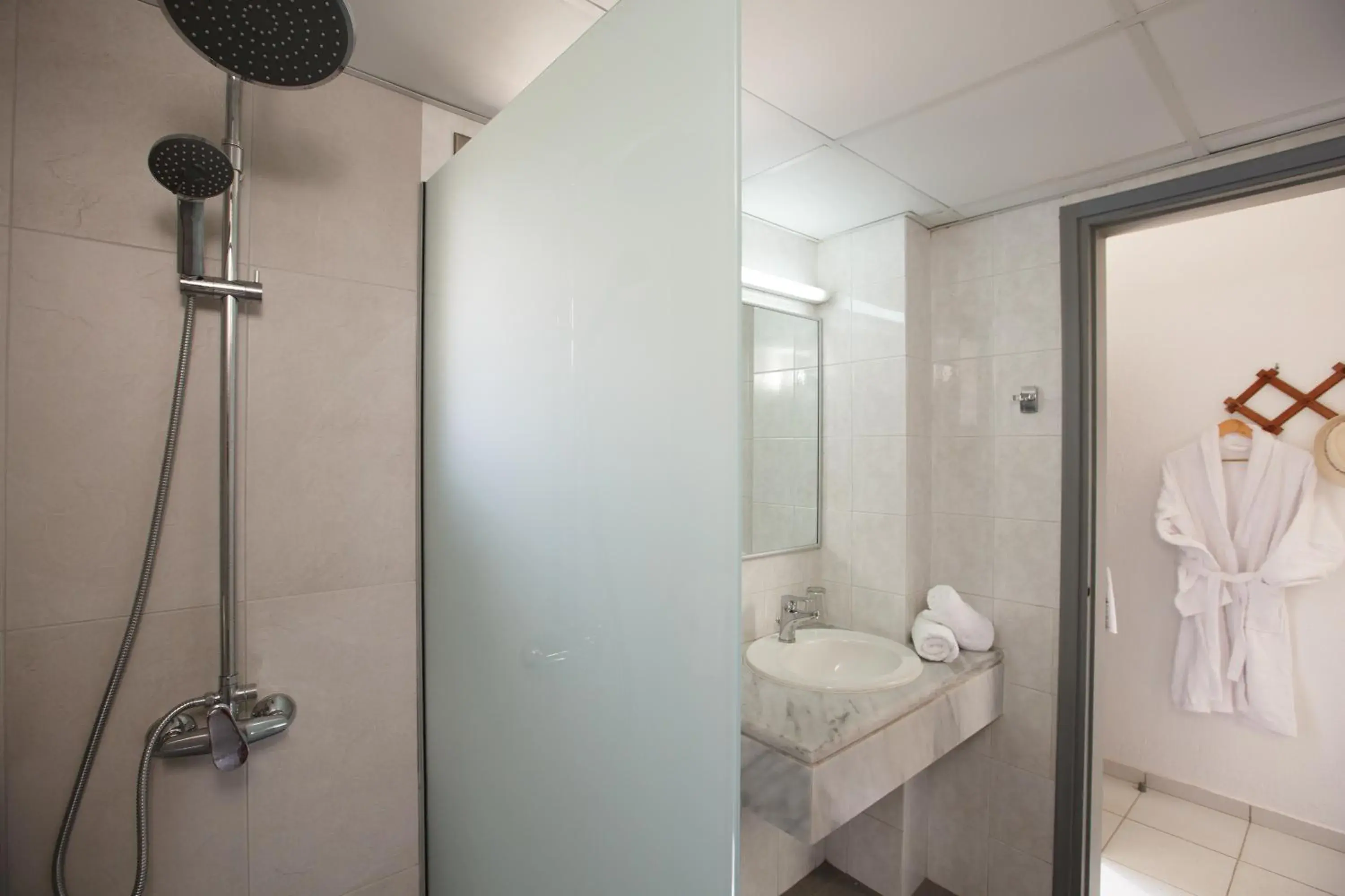 Shower, Bathroom in Europa Beach Hotel
