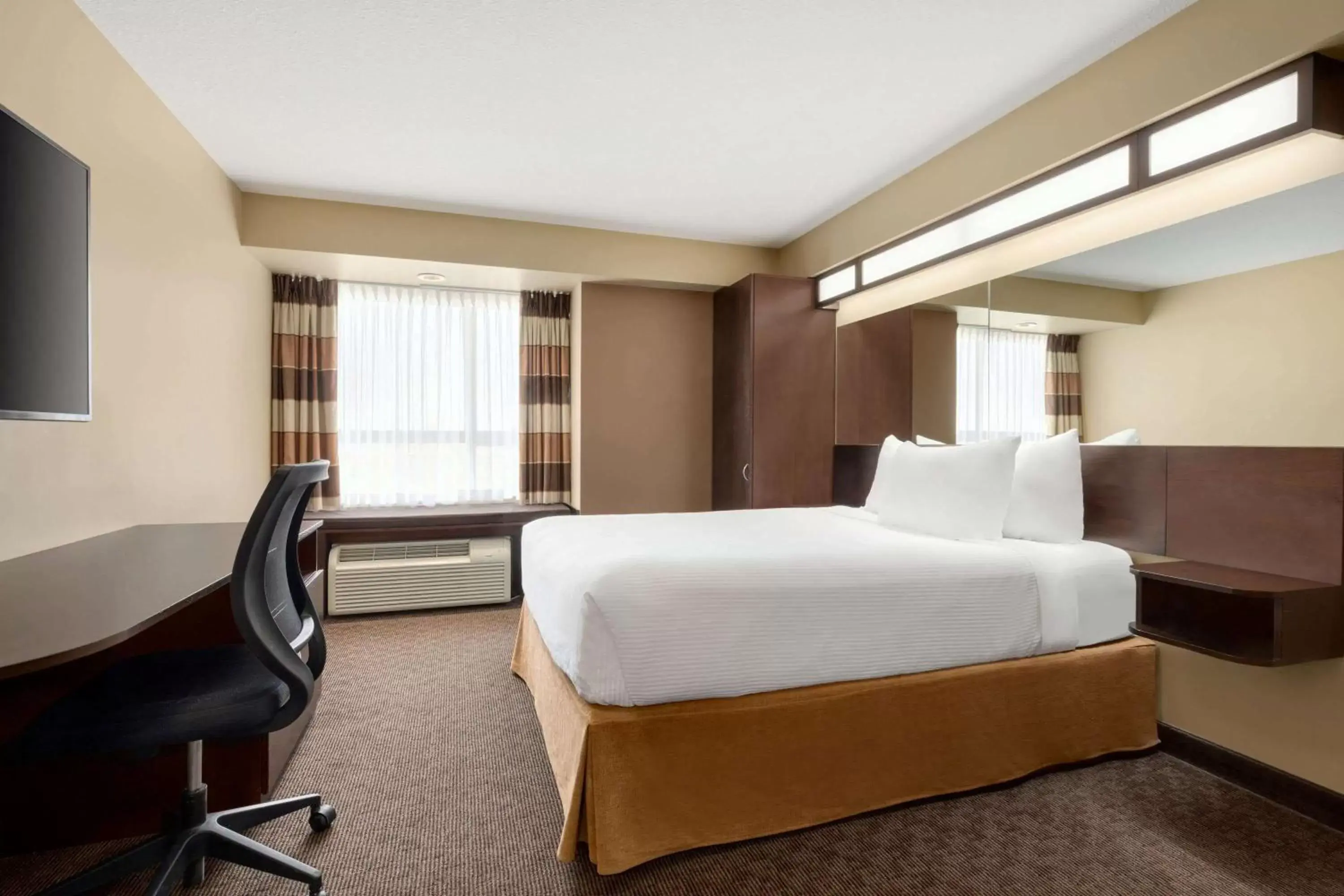 Photo of the whole room, Bed in Microtel Inn and Suites by Wyndham Weyburn