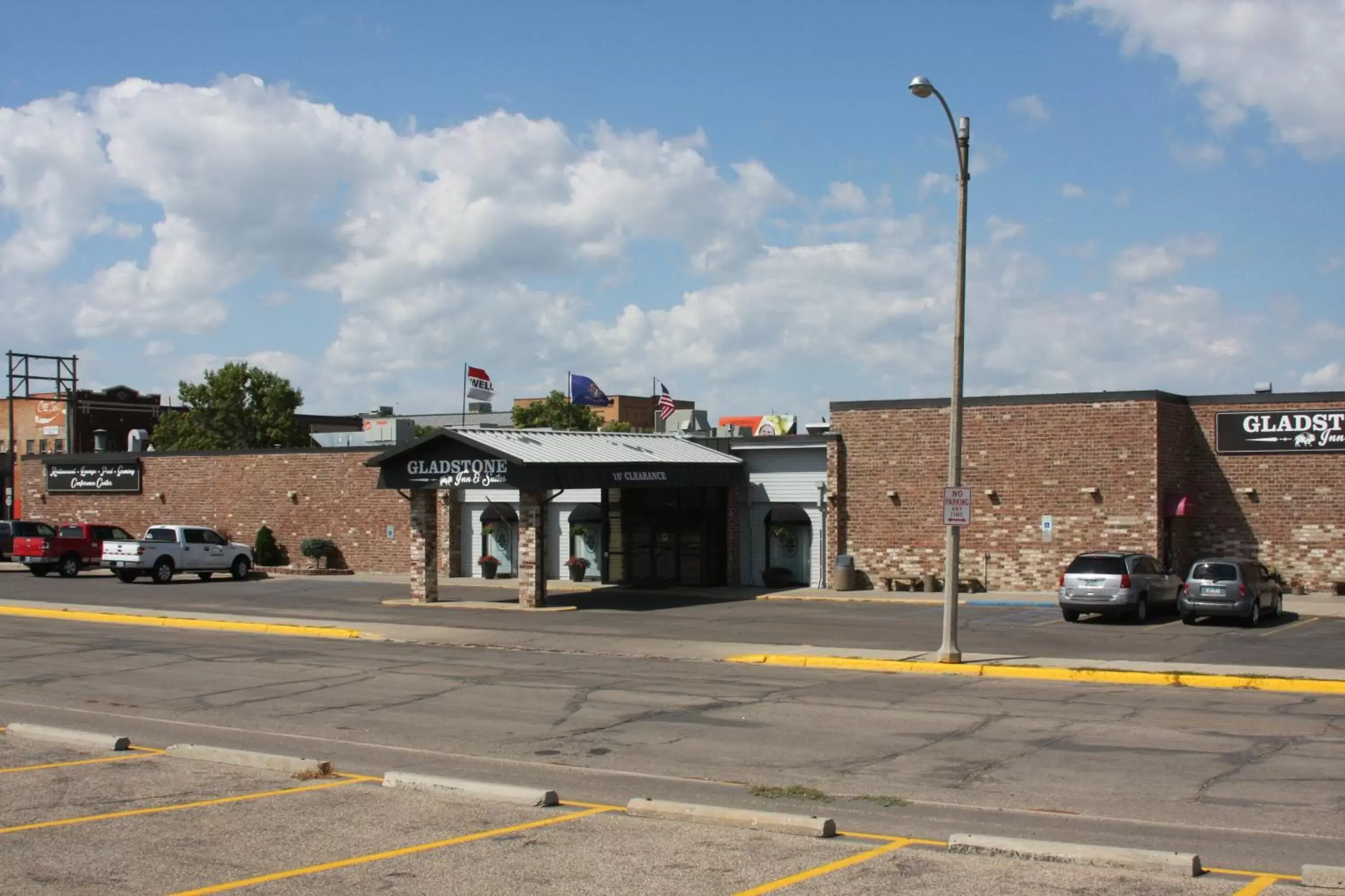 Property Building in Gladstone Inn and Suites