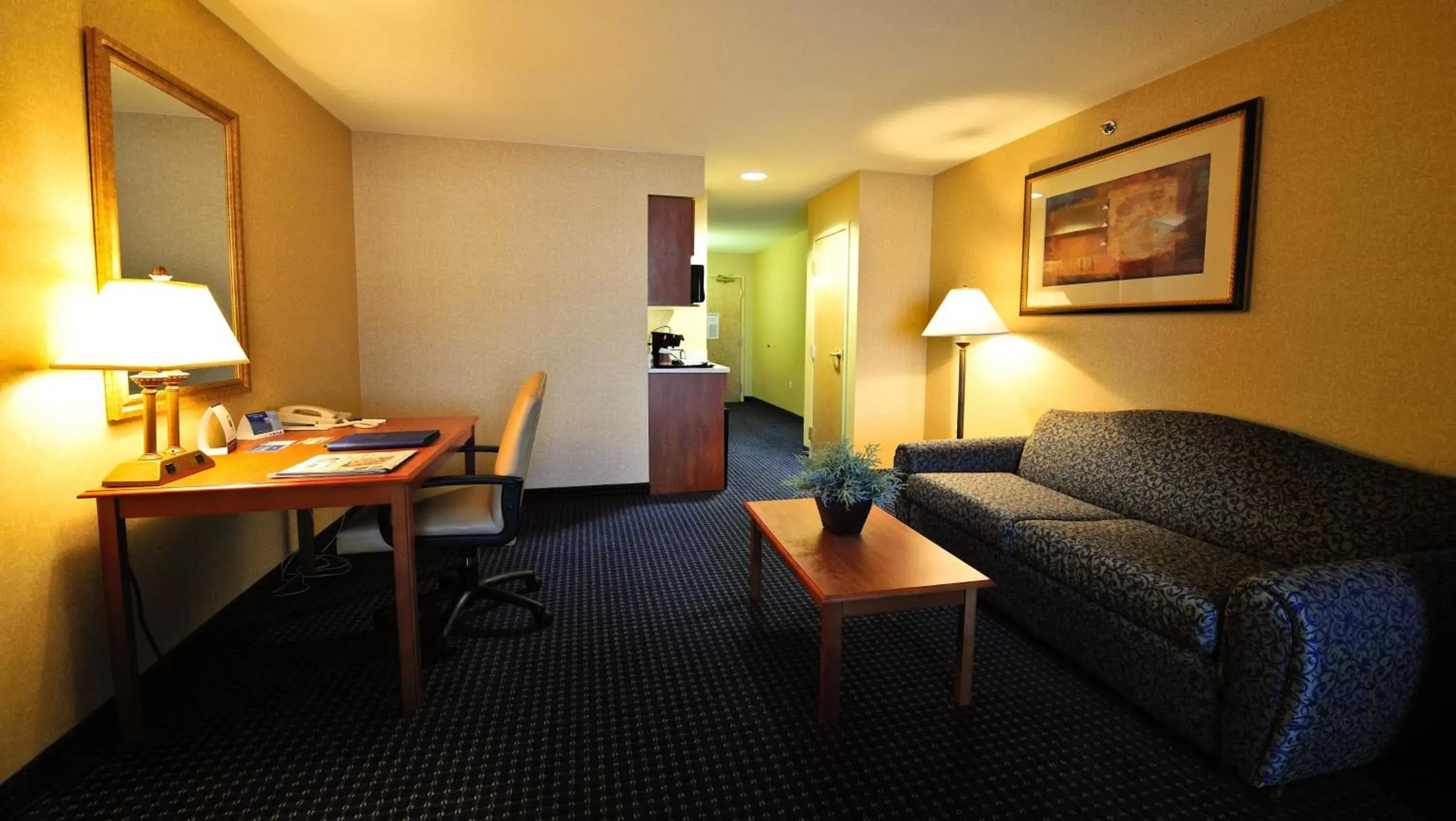 Photo of the whole room, Seating Area in Holiday Inn Express Syracuse Airport, an IHG Hotel