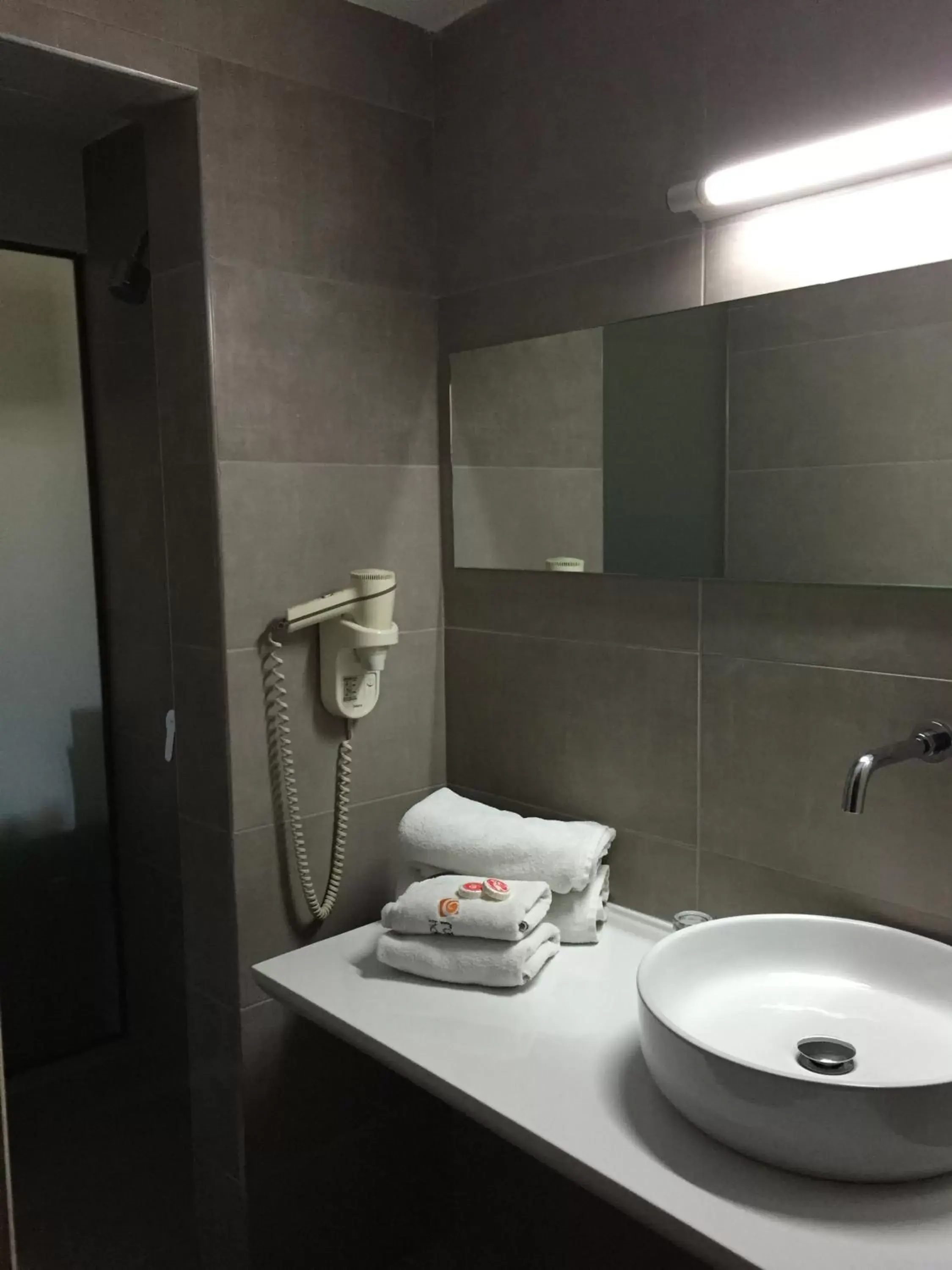 Shower, Bathroom in Rotonda Hotel
