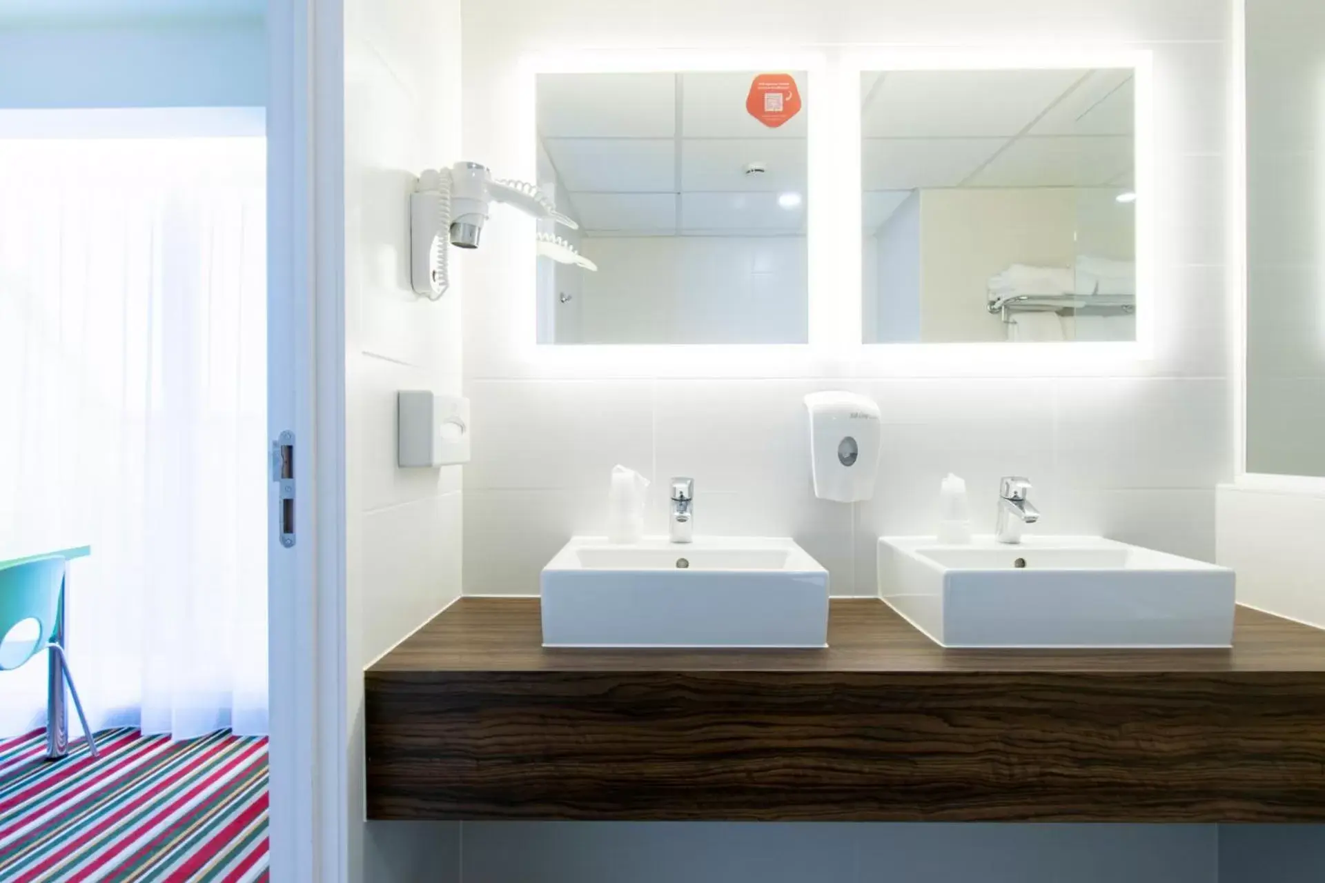 Bathroom in ibis Styles Zeebrugge