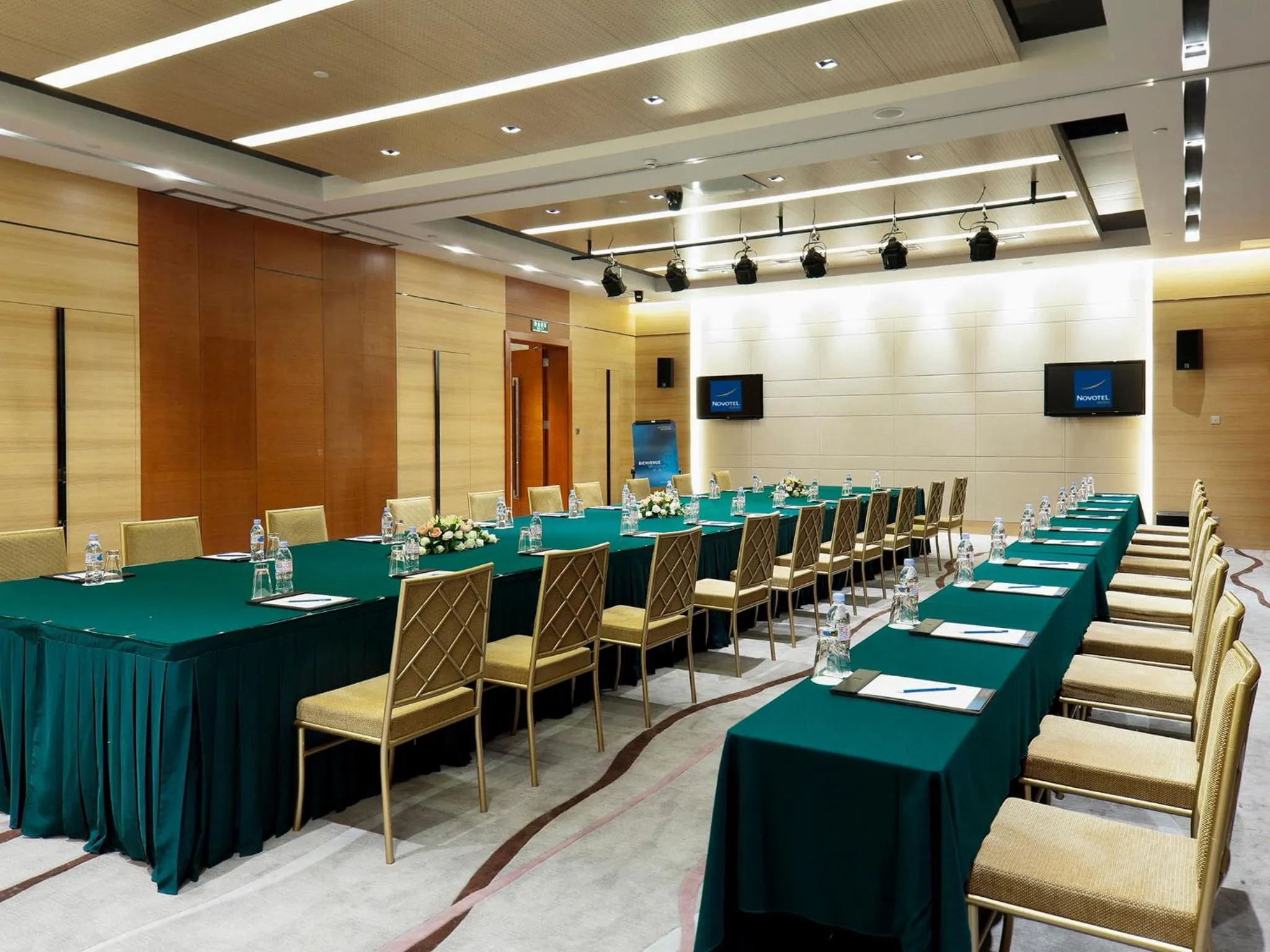 Business facilities in Novotel Nanjing East Suning