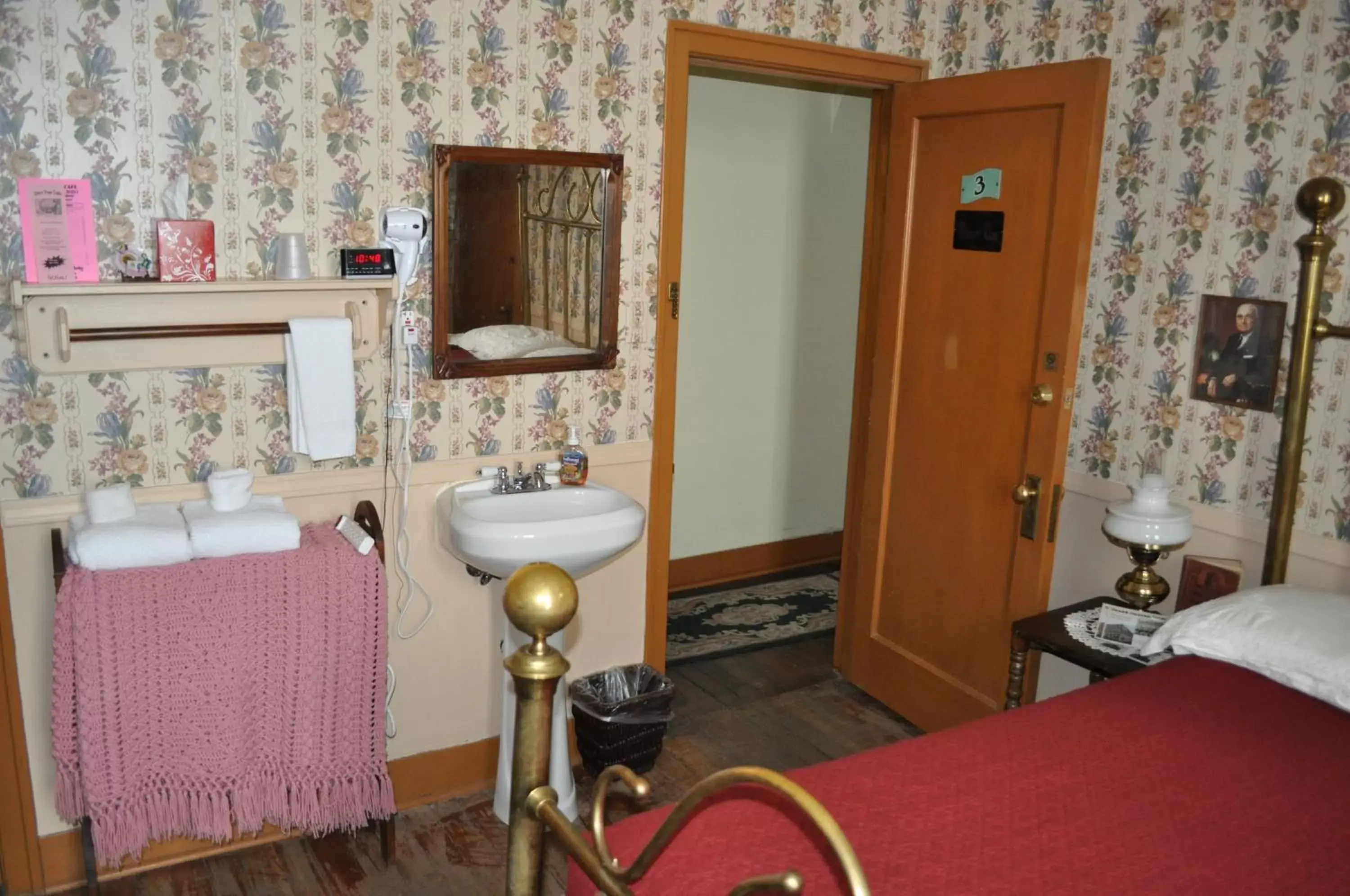 Bed, Bathroom in Grand Canyon Hotel