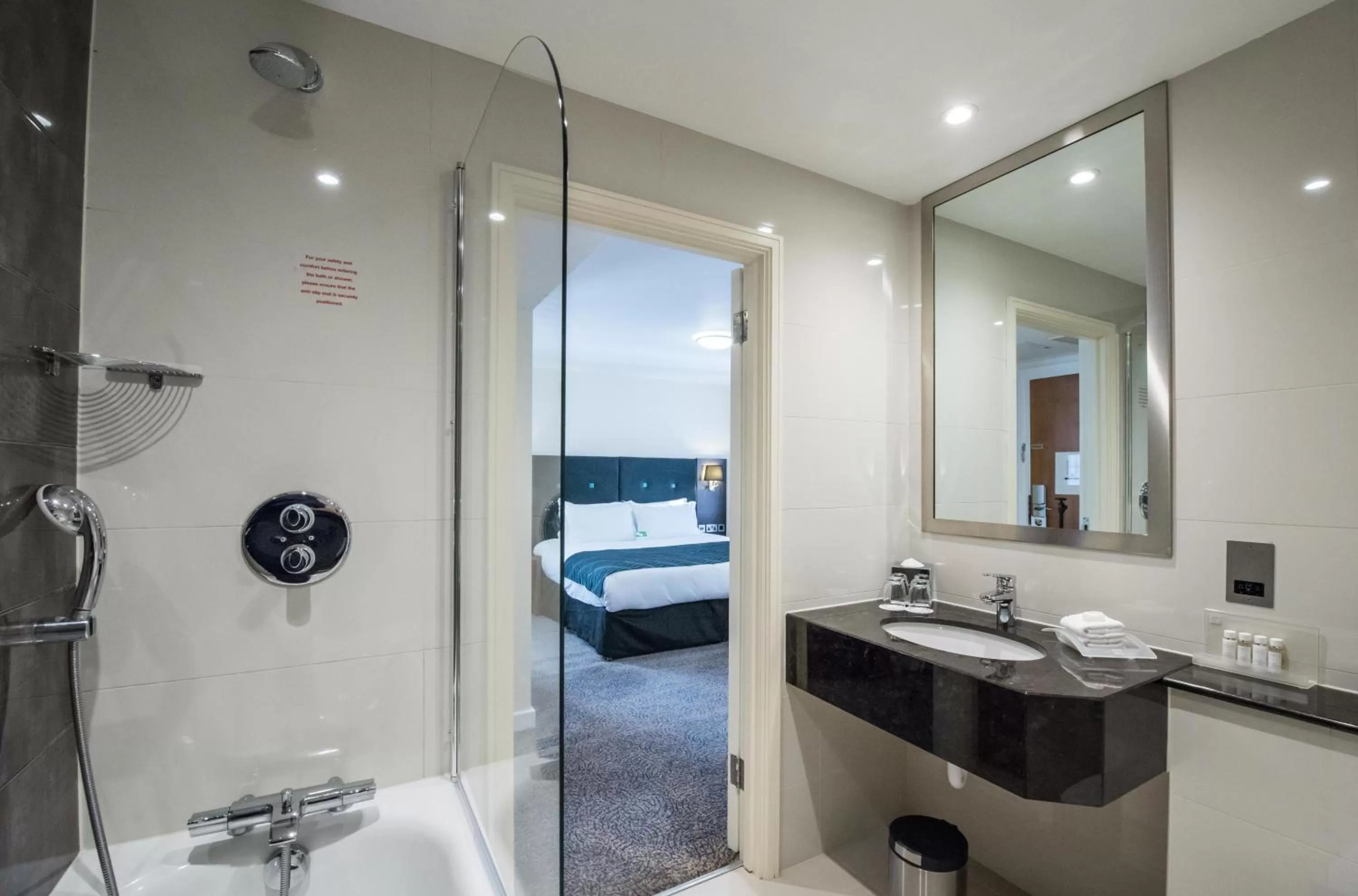 Bathroom, Bed in Holiday Inn London Kensington High St. by IHG