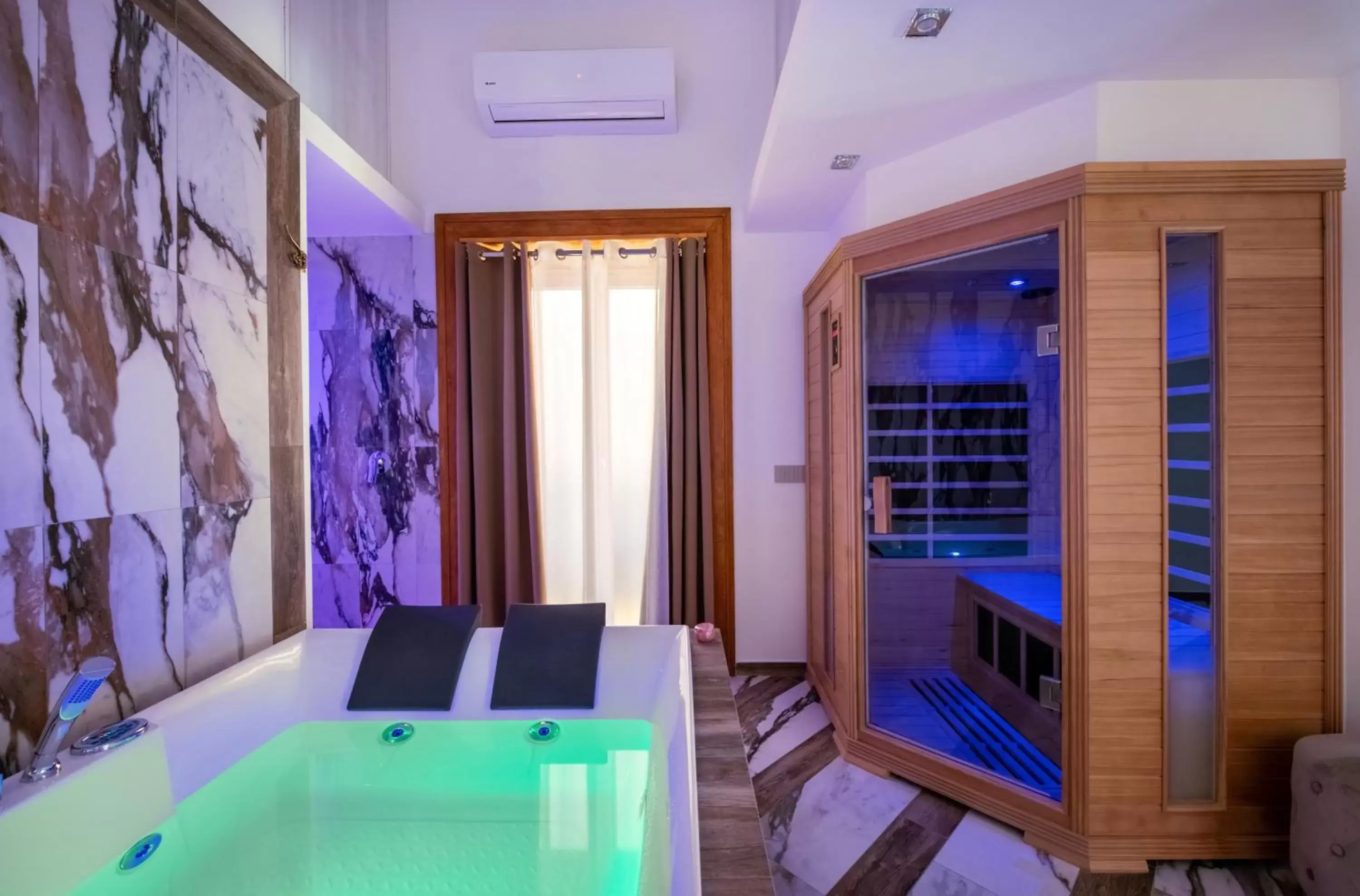 Hot Tub in Sant'Antonino Luxury Suite