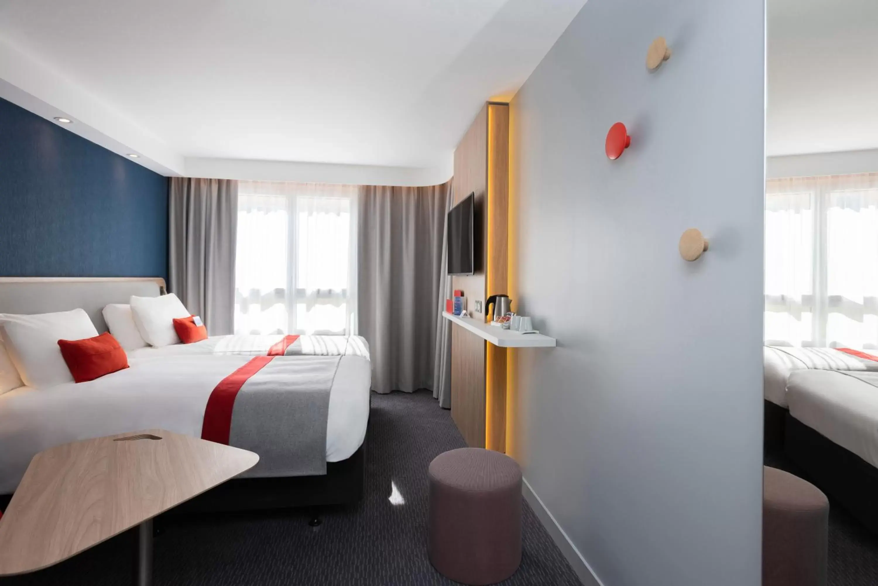 Photo of the whole room, Bed in Holiday Inn Express - Rouen Centre - Rive Gauche, an IHG Hotel